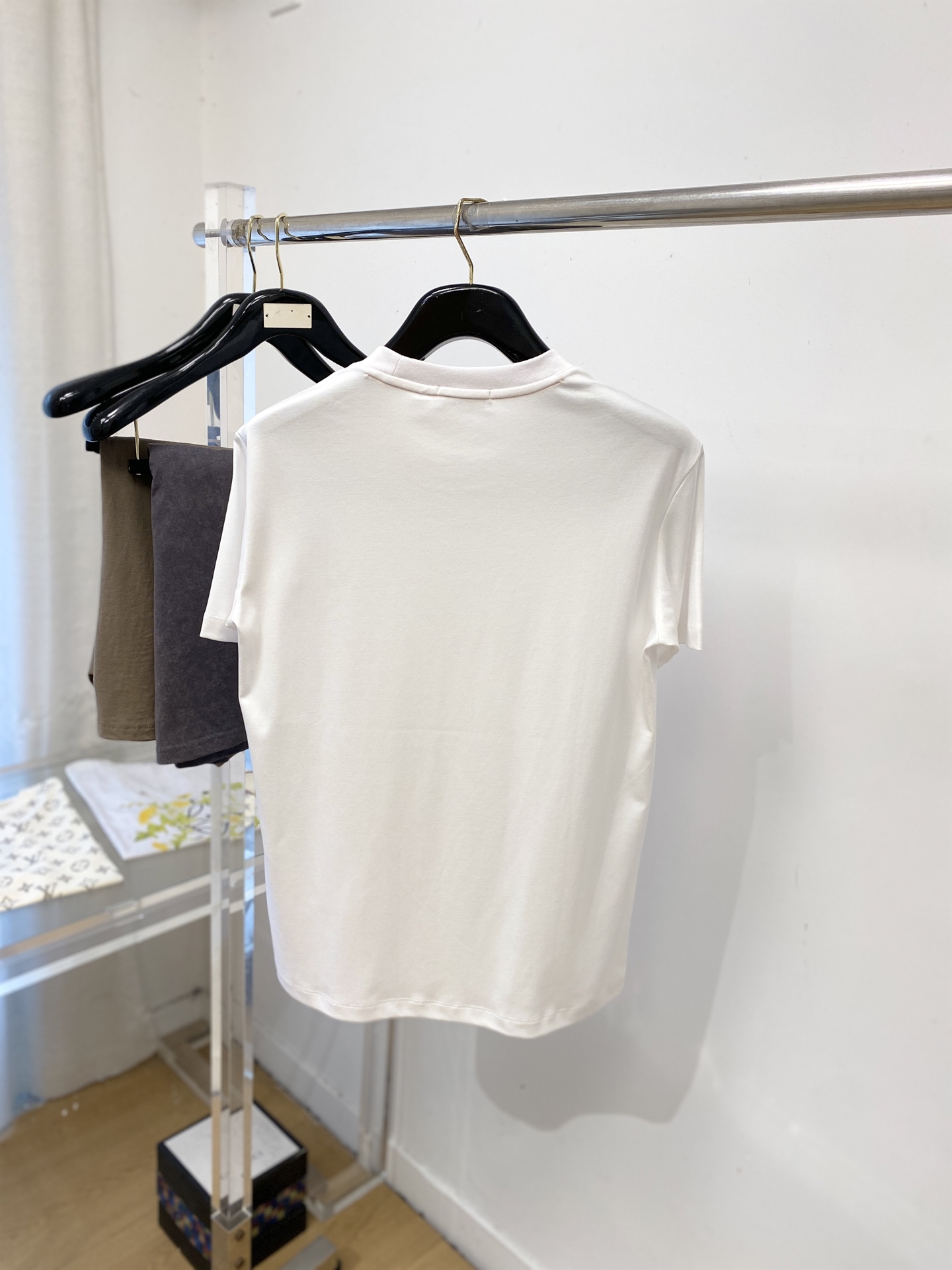 爱马仕、2026新品短袖T恤，帅气时尚，胸前刺绣装饰图案logo，简约百搭款。面料棉 不仅挺括，保持潮流