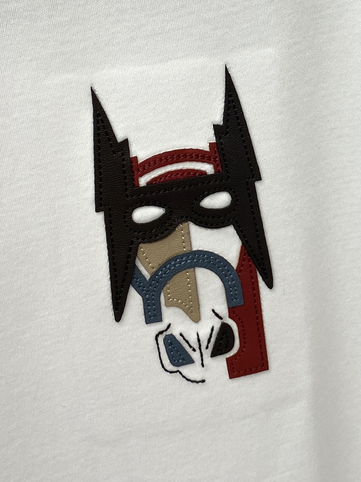 爱马仕、2026新品短袖T恤，帅气时尚，胸前刺绣装饰图案logo，简约百搭款。面料棉 不仅挺括，保持潮流