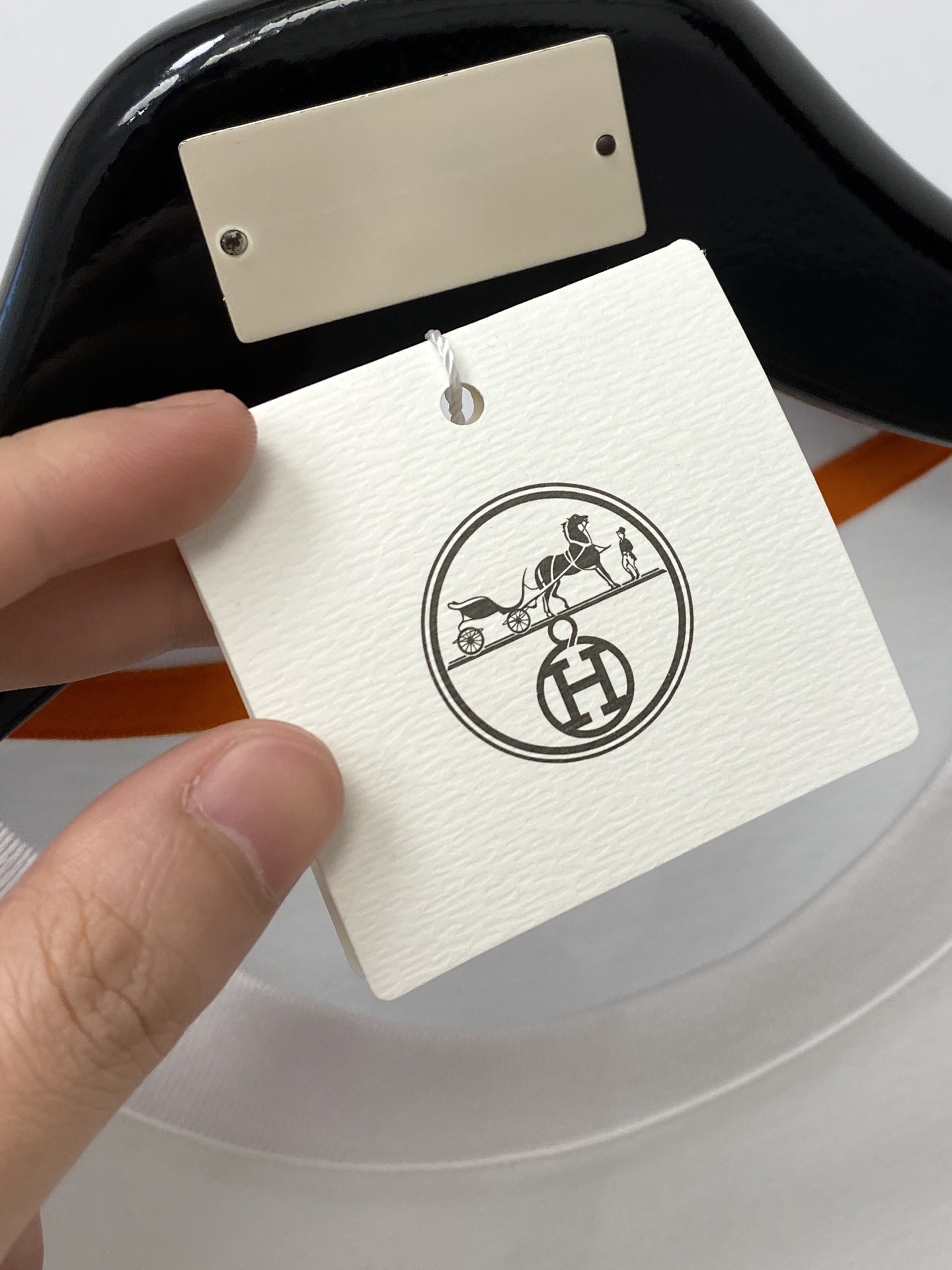 爱马仕、2026新品短袖T恤，帅气时尚，胸前刺绣装饰图案logo，简约百搭款。面料棉 不仅挺括，保持潮流