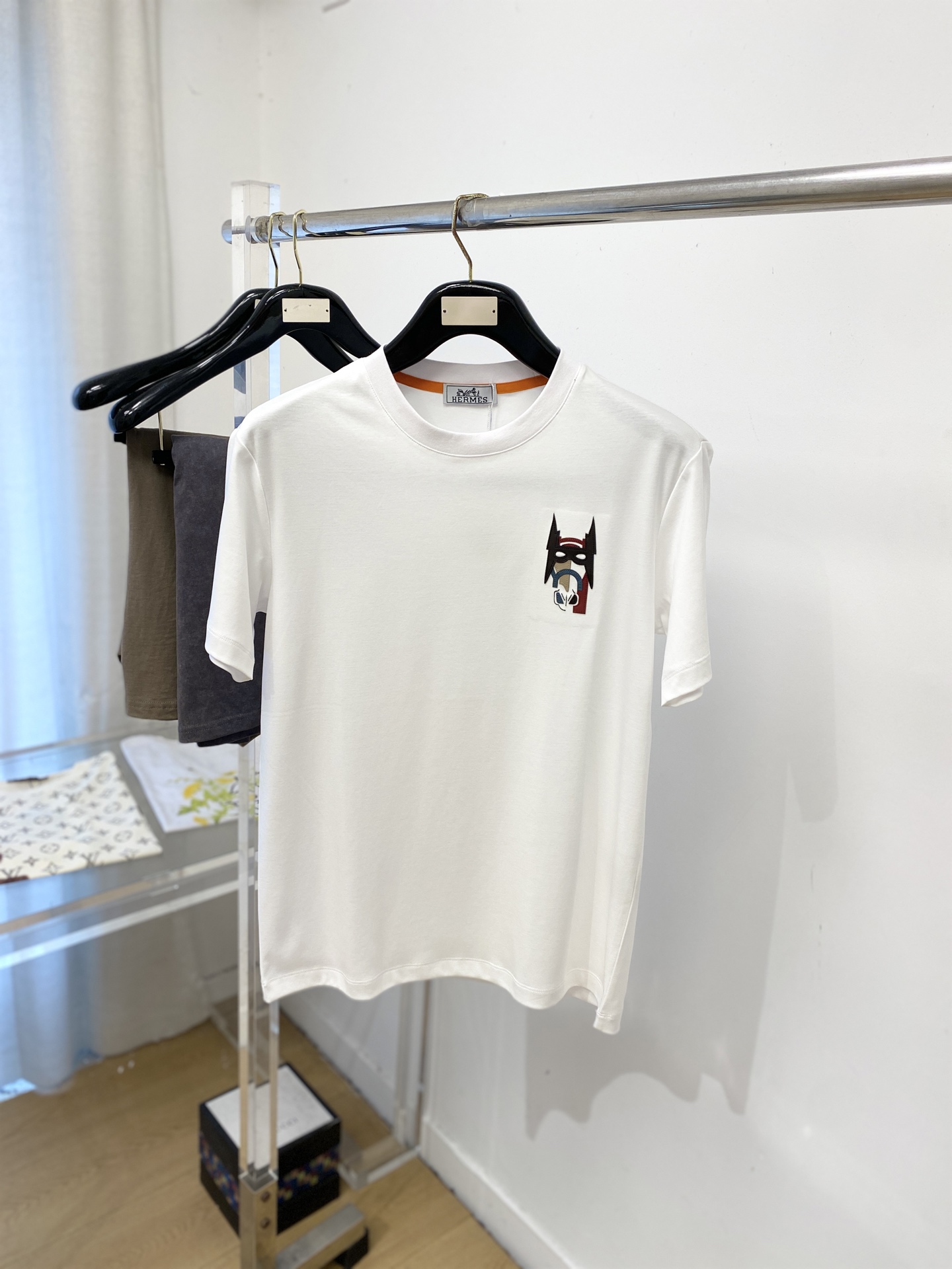 爱马仕、2026新品短袖T恤，帅气时尚，胸前刺绣装饰图案logo，简约百搭款。面料棉 不仅挺括，保持潮流