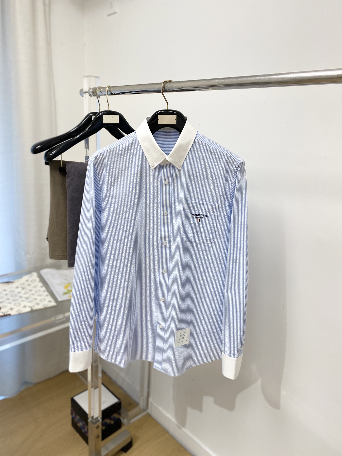 TB、2026新品衬衫，时尚帅气，简约百搭款，定制原版面料，不仅挺括，保持潮流的廓形，又穿着舒适，纱织更