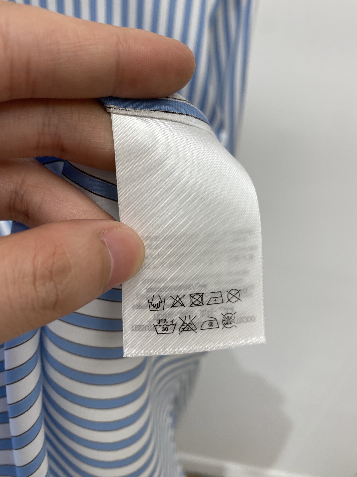 迪奥2026新品衬衫，时尚帅气，简约百搭款，定制原版面料，不仅挺括，保持潮流的廓形，又穿着舒适，纱织更细