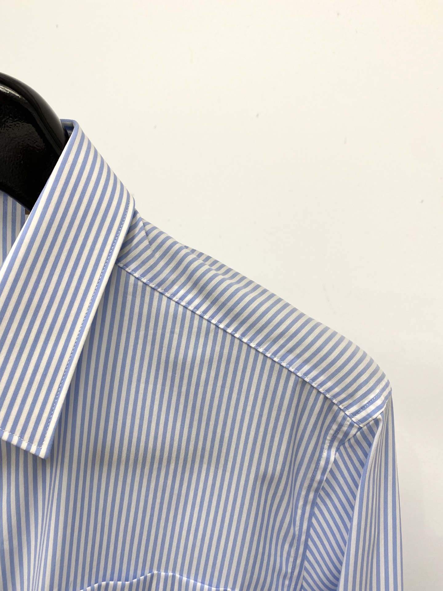 迪奥、2026新品衬衫，时尚帅气，简约百搭款，定制原版面料，不仅挺括，保持潮流的廓形，又穿着舒适，纱织更