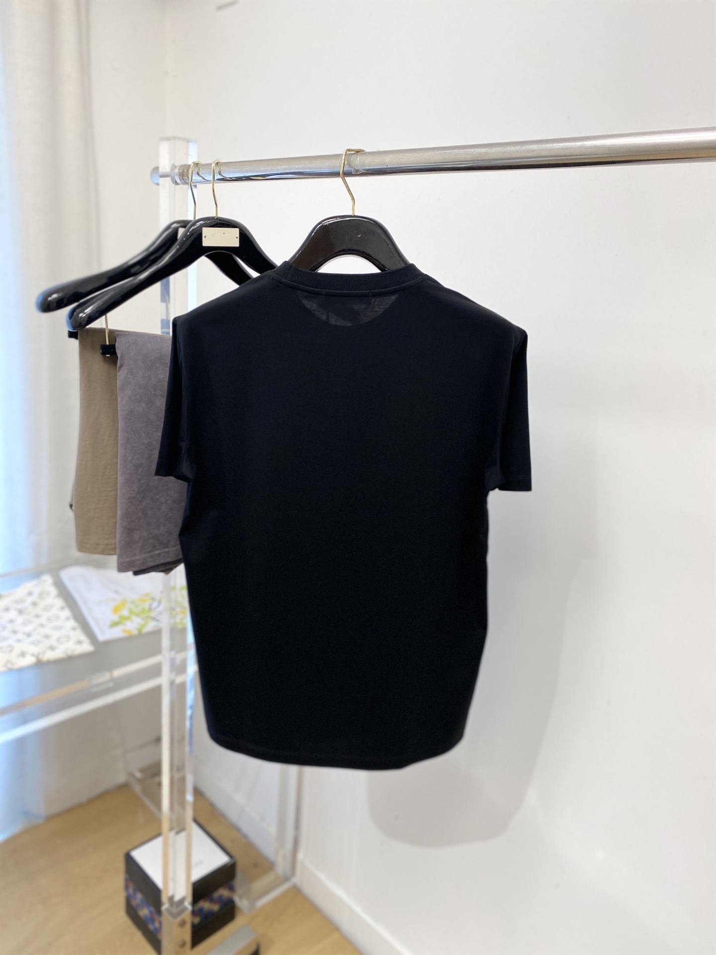 ￼ loro Piana、2026新品短袖T恤，帅气时尚，胸前精致刺绣图案字母logo，简约百搭款。面料