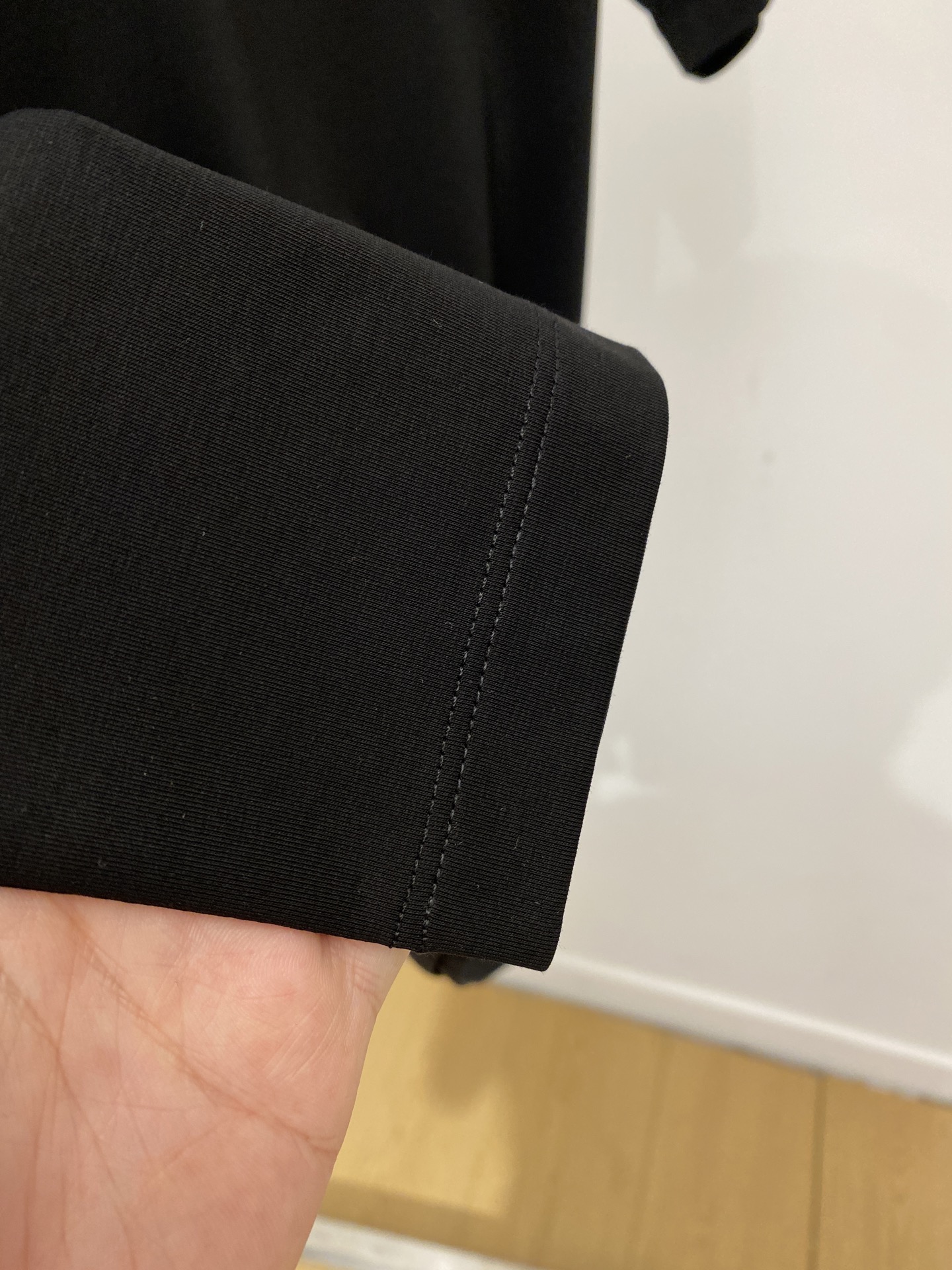 ￼ loro Piana、2026新品短袖T恤，帅气时尚，胸前精致刺绣图案字母logo，简约百搭款。面料