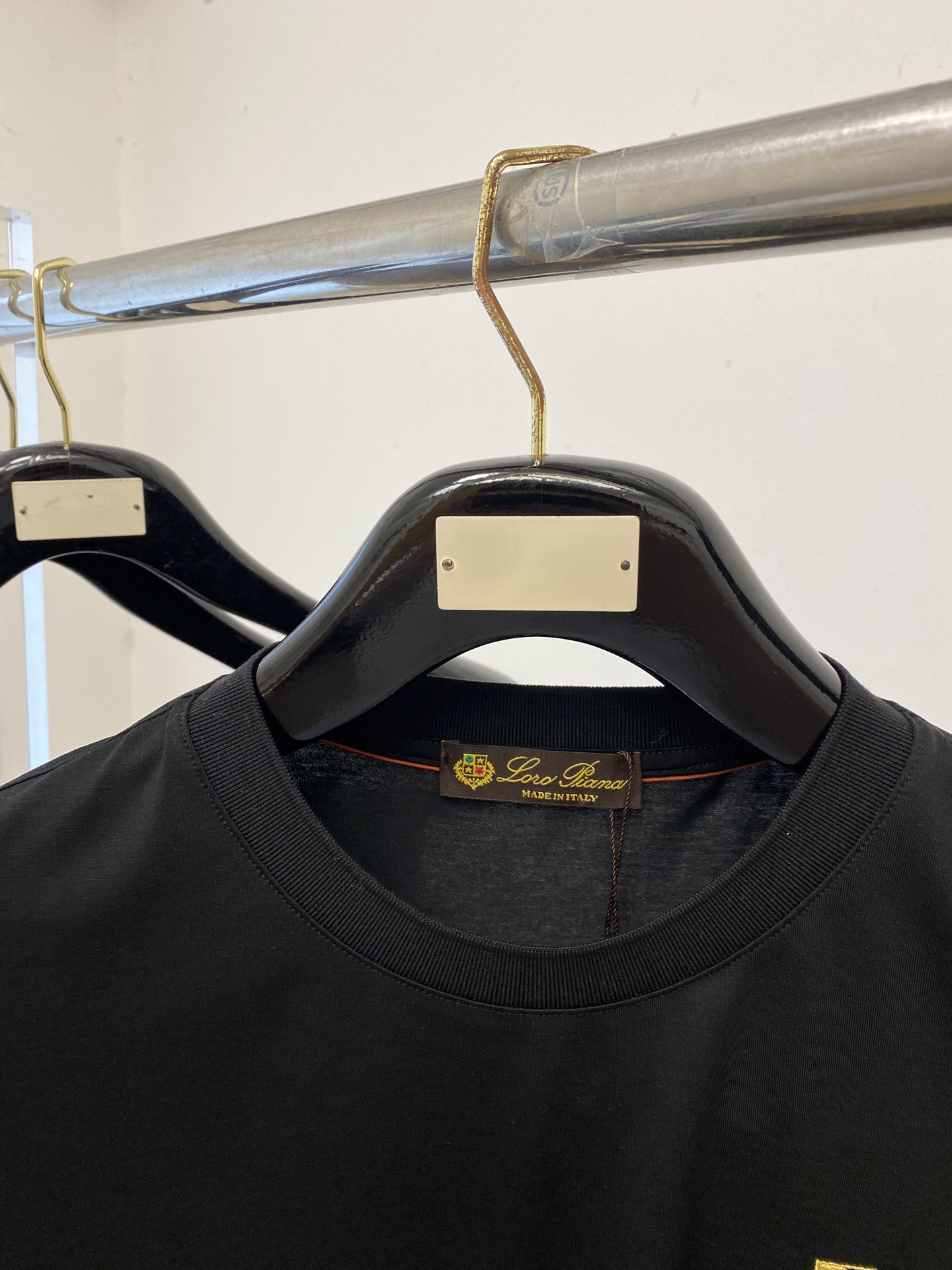 ￼ loro Piana、2026新品短袖T恤，帅气时尚，胸前精致刺绣图案字母logo，简约百搭款。面料