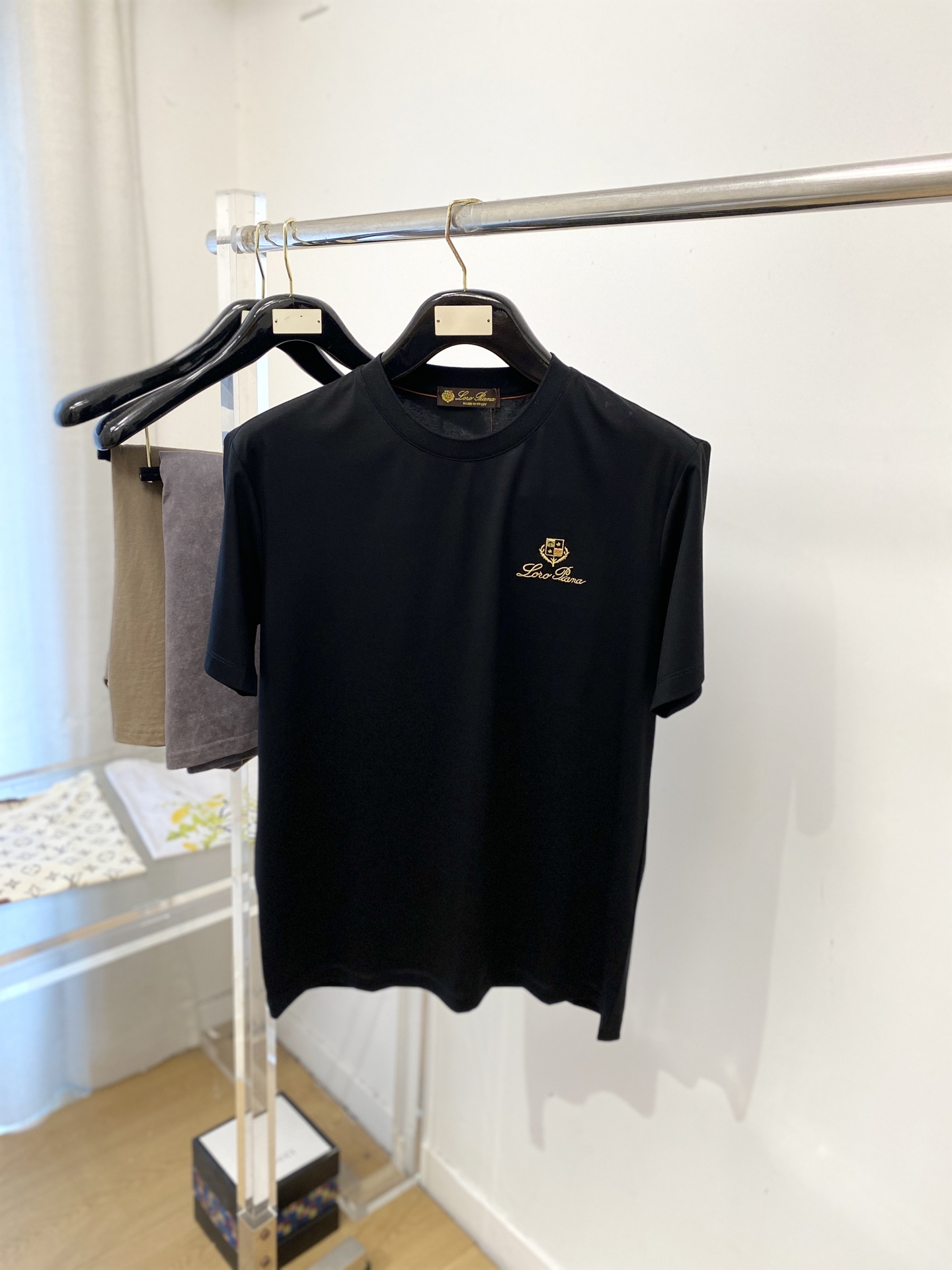 ￼ loro Piana、2026新品短袖T恤，帅气时尚，胸前精致刺绣图案字母logo，简约百搭款。面料