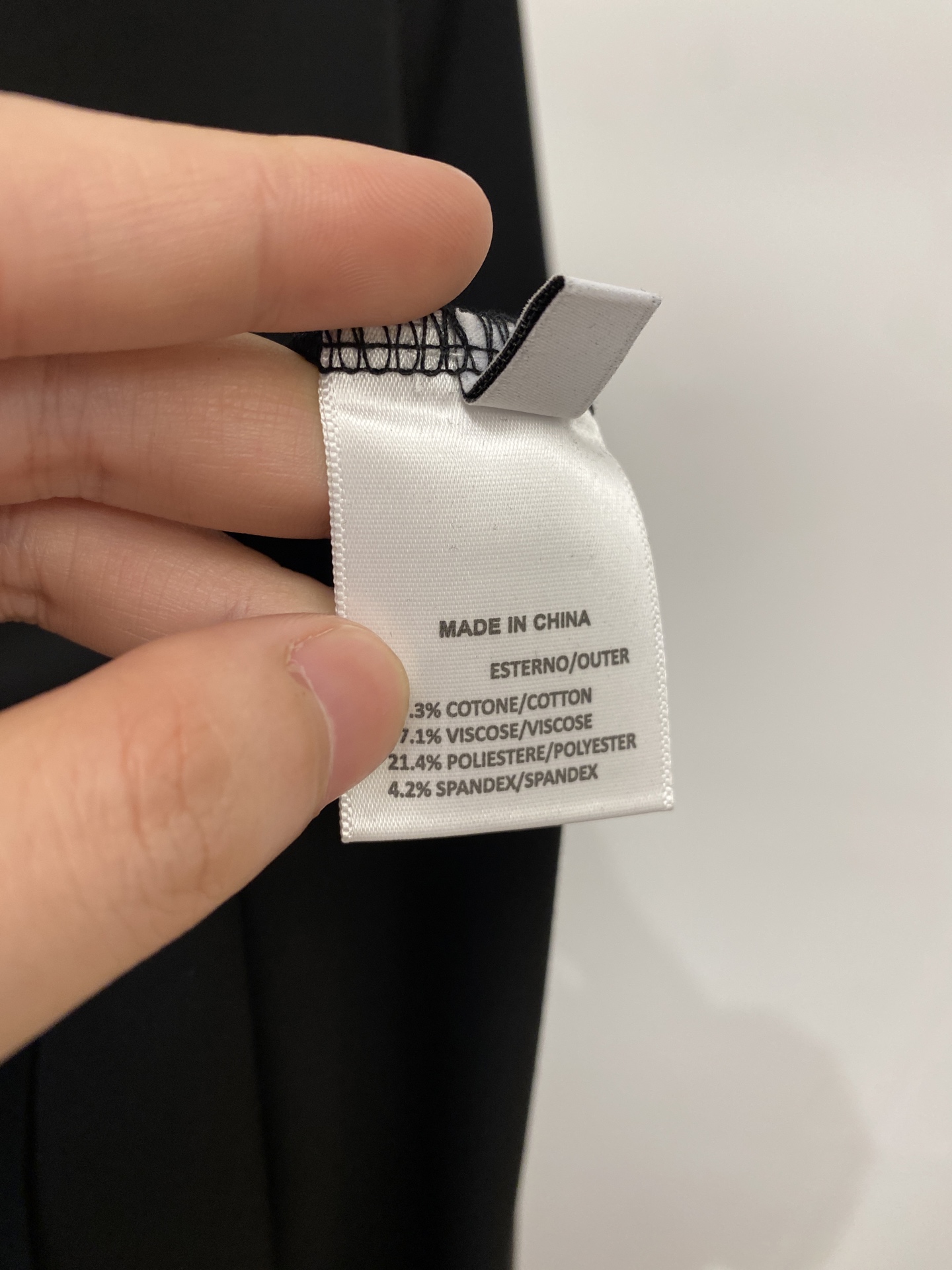 ￼ loro Piana、2026新品短袖T恤，帅气时尚，胸前精致刺绣图案字母logo，简约百搭款。面料