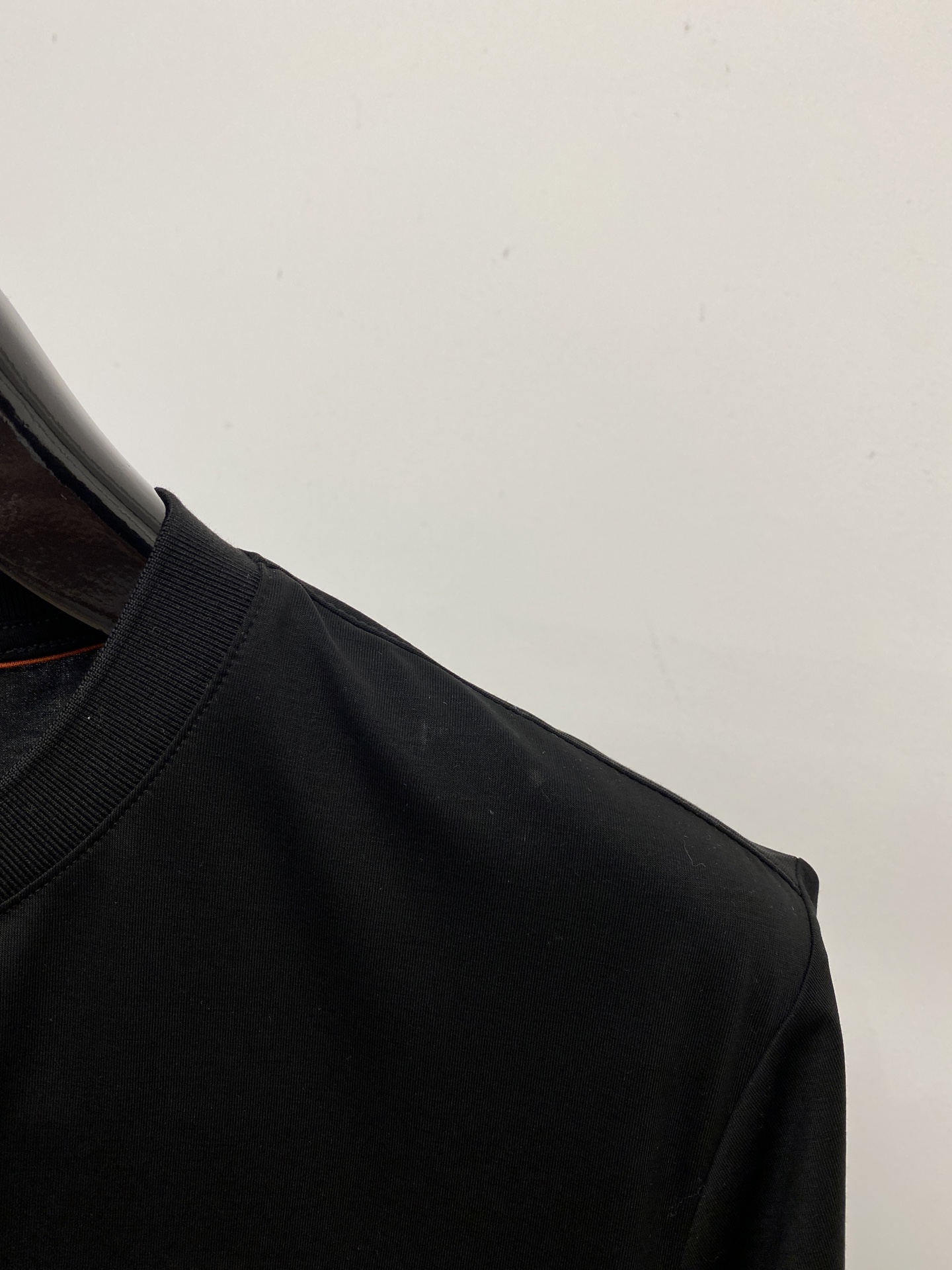 ￼ loro Piana、2026新品短袖T恤，帅气时尚，胸前精致刺绣图案字母logo，简约百搭款。面料