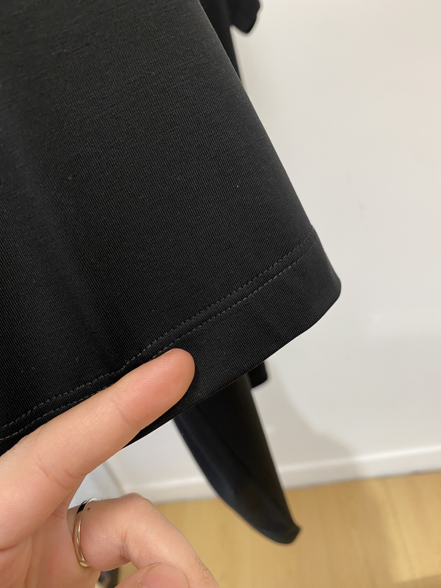 ￼ loro Piana、2026新品短袖T恤，帅气时尚，胸前精致刺绣图案字母logo，简约百搭款。面料