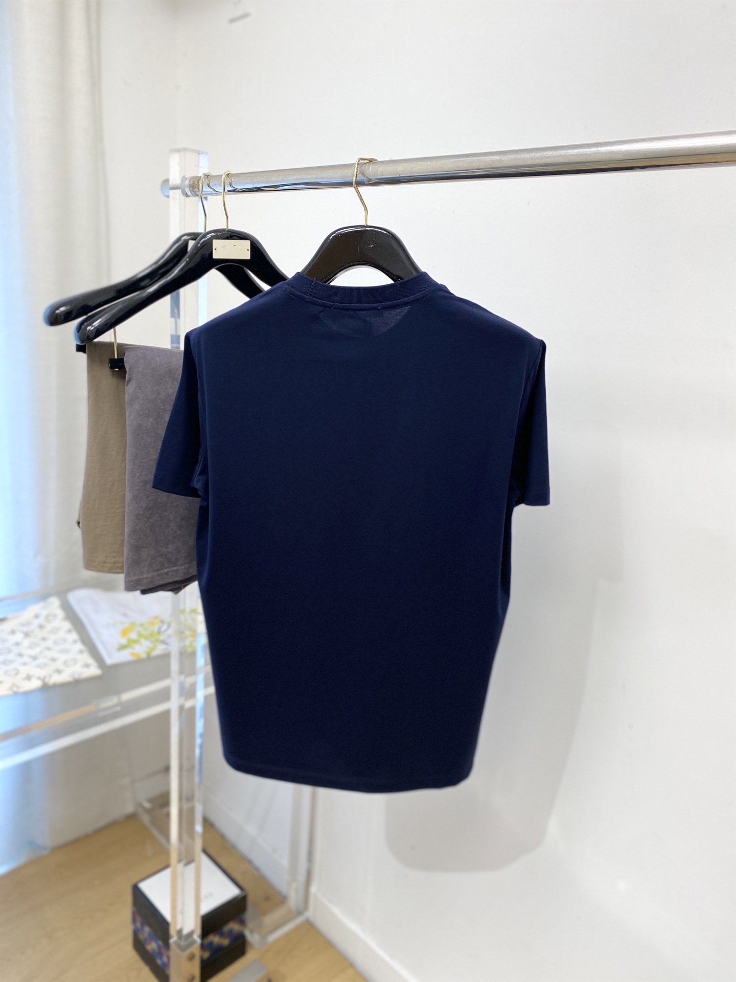 loro Piana、2026新品短袖T恤，帅气时尚，胸前精致刺绣图案字母logo，简约百搭款。面料棉 