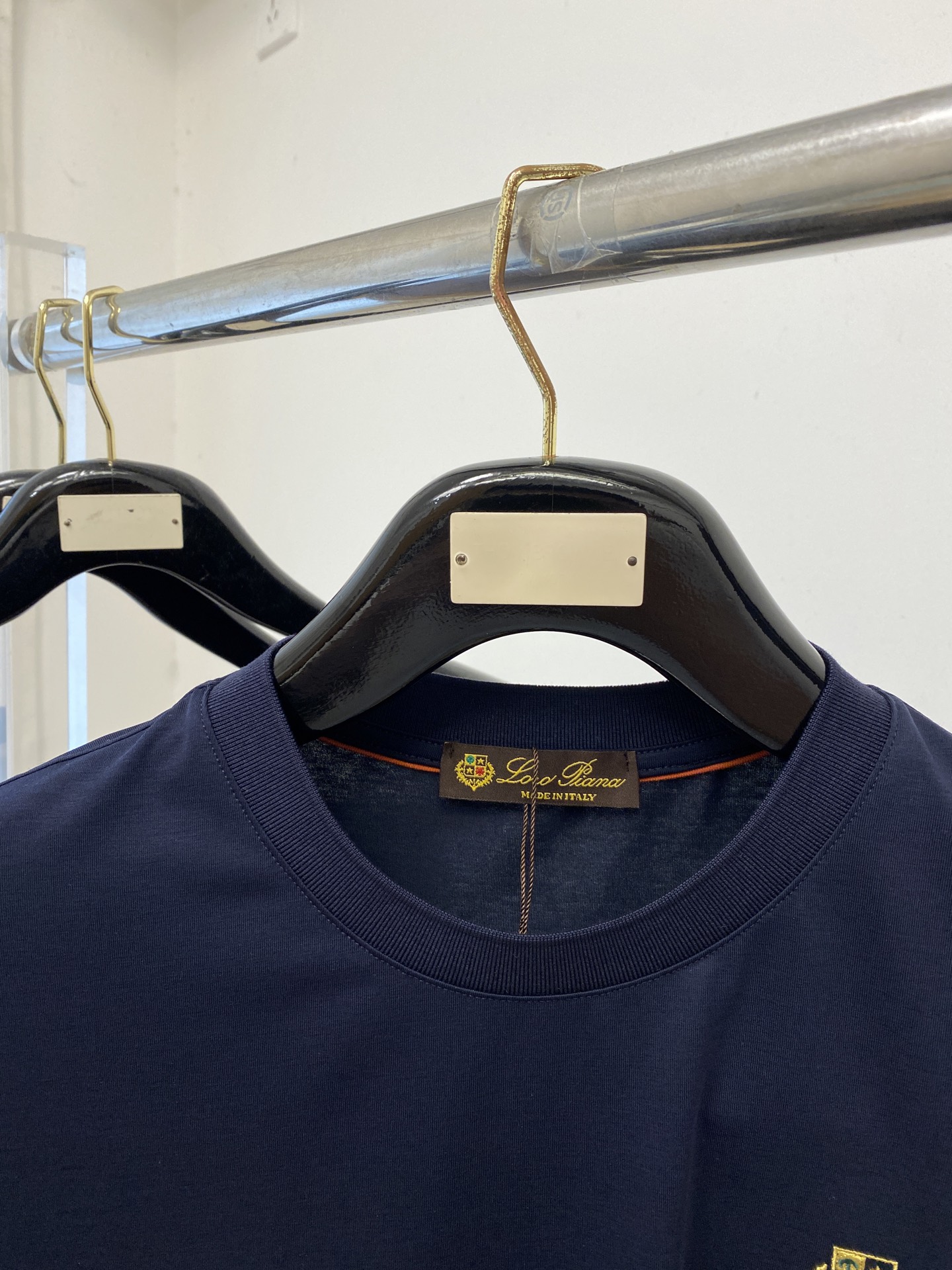 loro Piana、2026新品短袖T恤，帅气时尚，胸前精致刺绣图案字母logo，简约百搭款。面料棉 