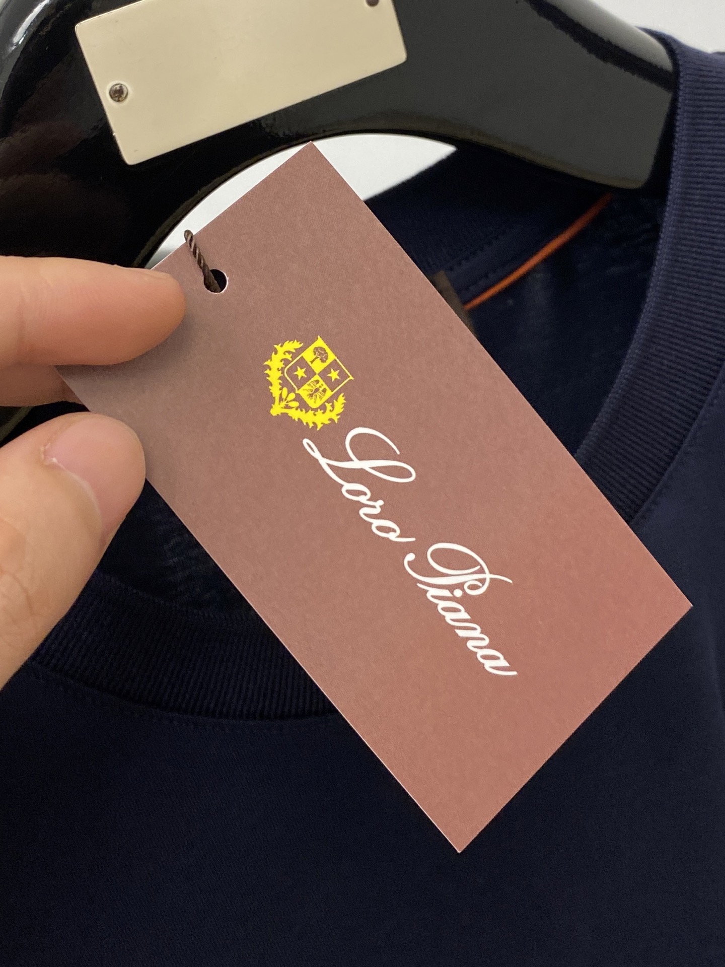 loro Piana、2026新品短袖T恤，帅气时尚，胸前精致刺绣图案字母logo，简约百搭款。面料棉 