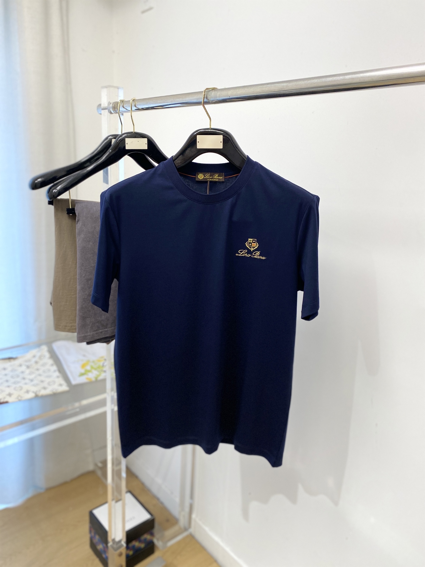 loro Piana、2026新品短袖T恤，帅气时尚，胸前精致刺绣图案字母logo，简约百搭款。面料棉 