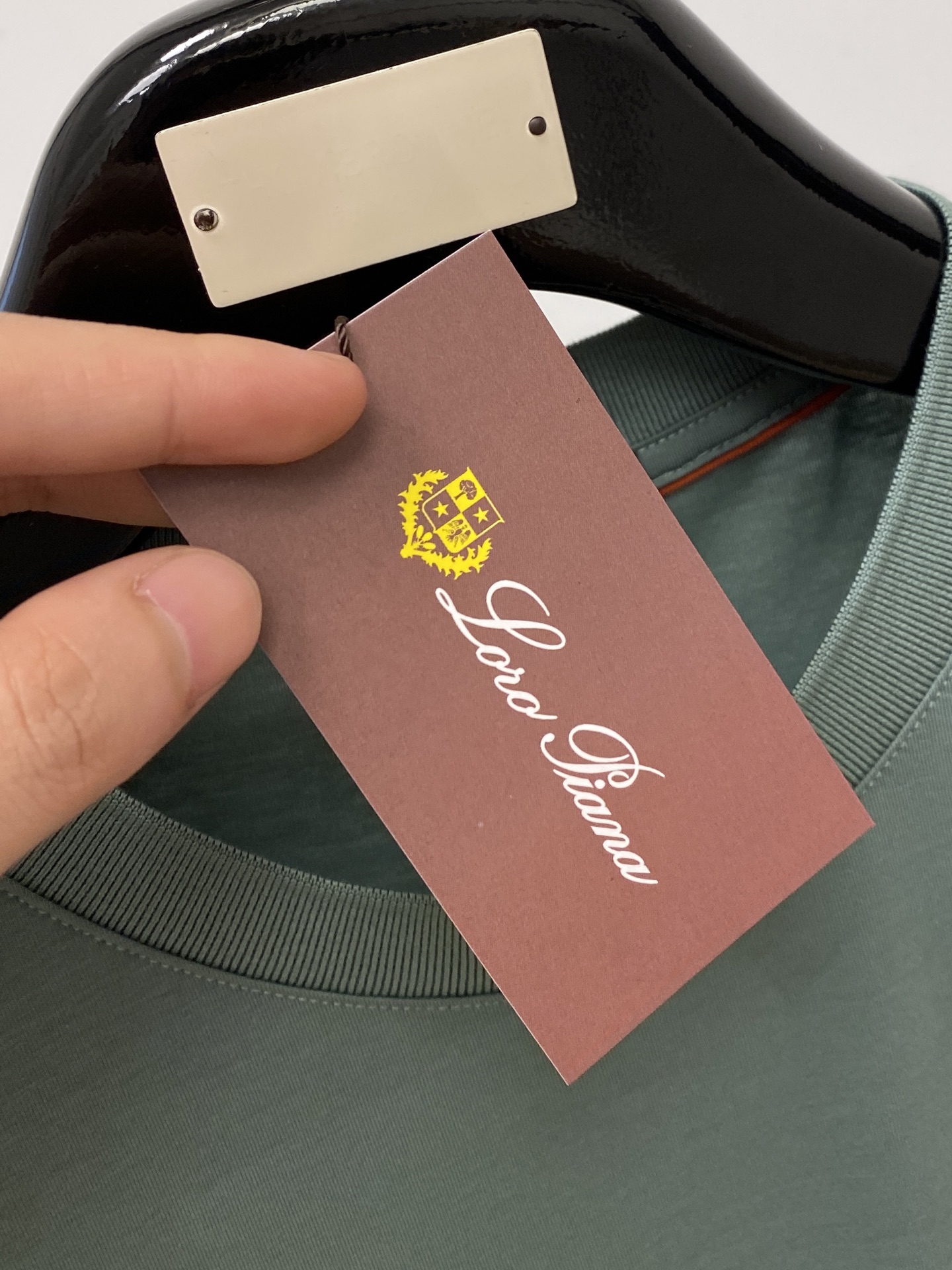 loro Piana、2026新品短袖T恤，帅气时尚，胸前精致刺绣图案字母logo，简约百搭款。面料棉 