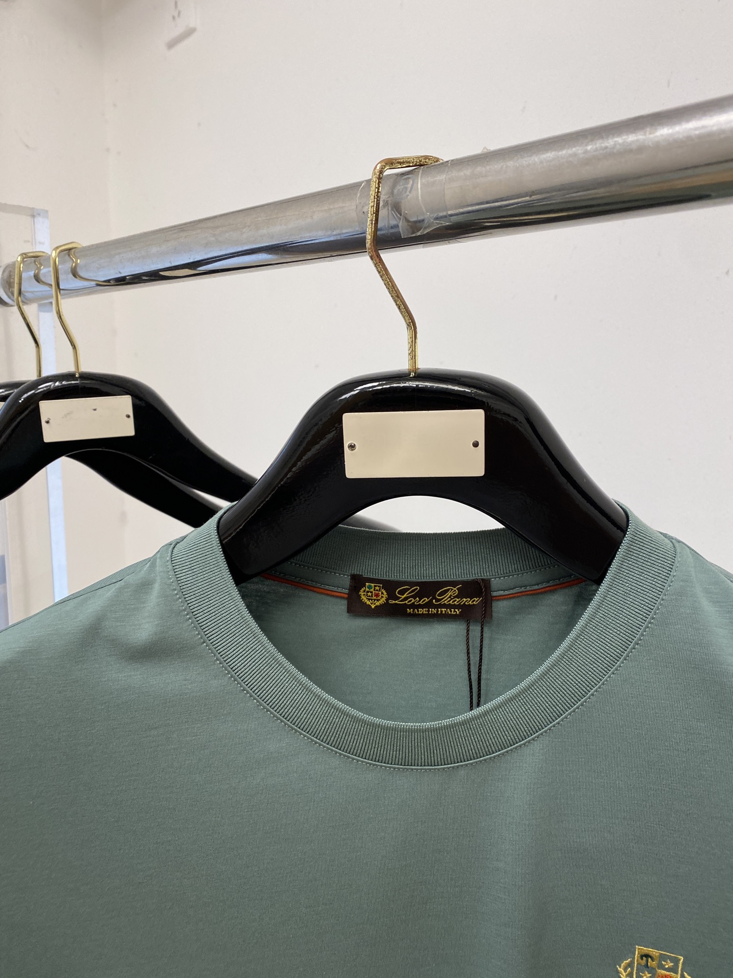 loro Piana、2026新品短袖T恤，帅气时尚，胸前精致刺绣图案字母logo，简约百搭款。面料棉 