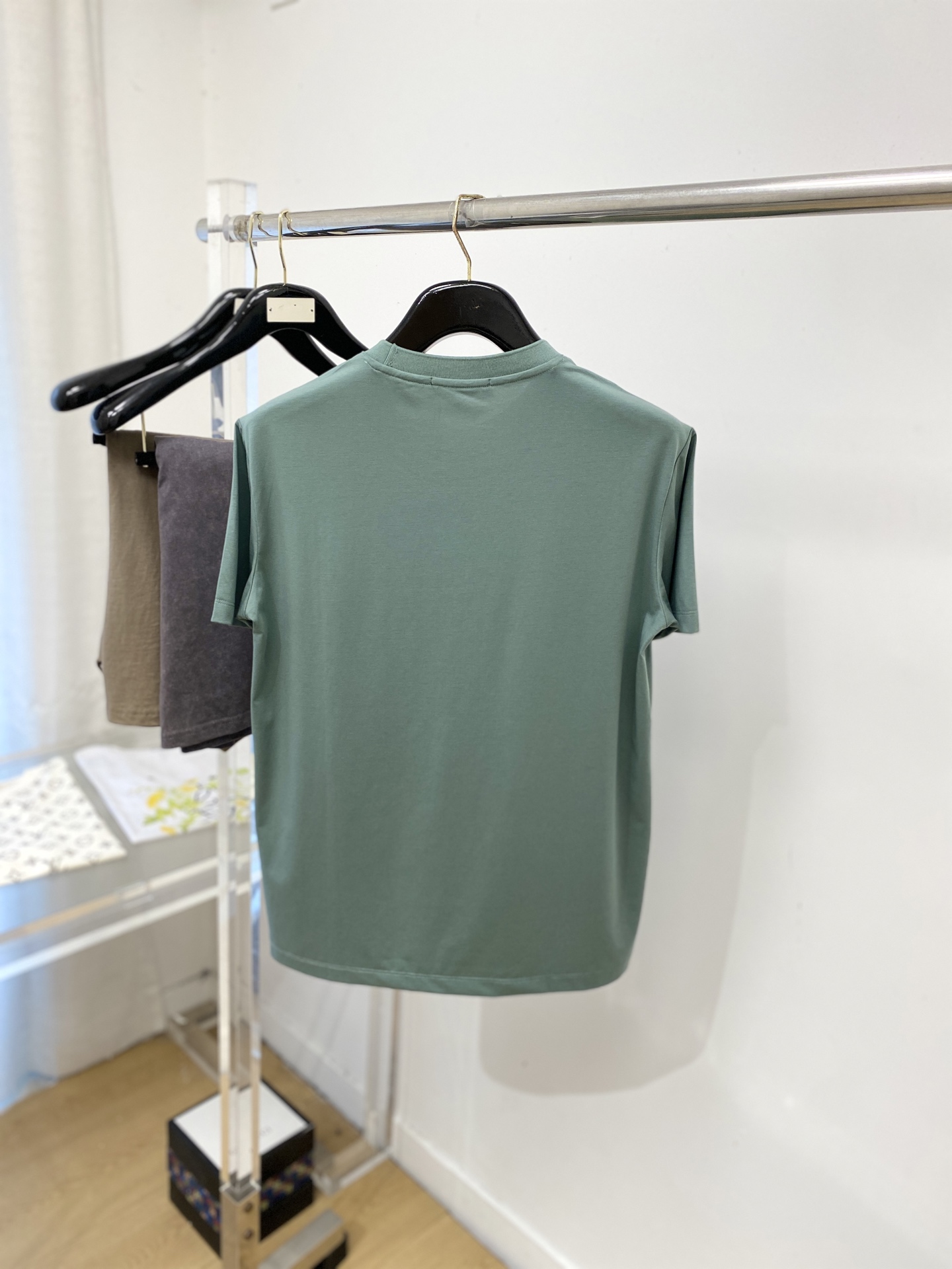 loro Piana、2026新品短袖T恤，帅气时尚，胸前精致刺绣图案字母logo，简约百搭款。面料棉 