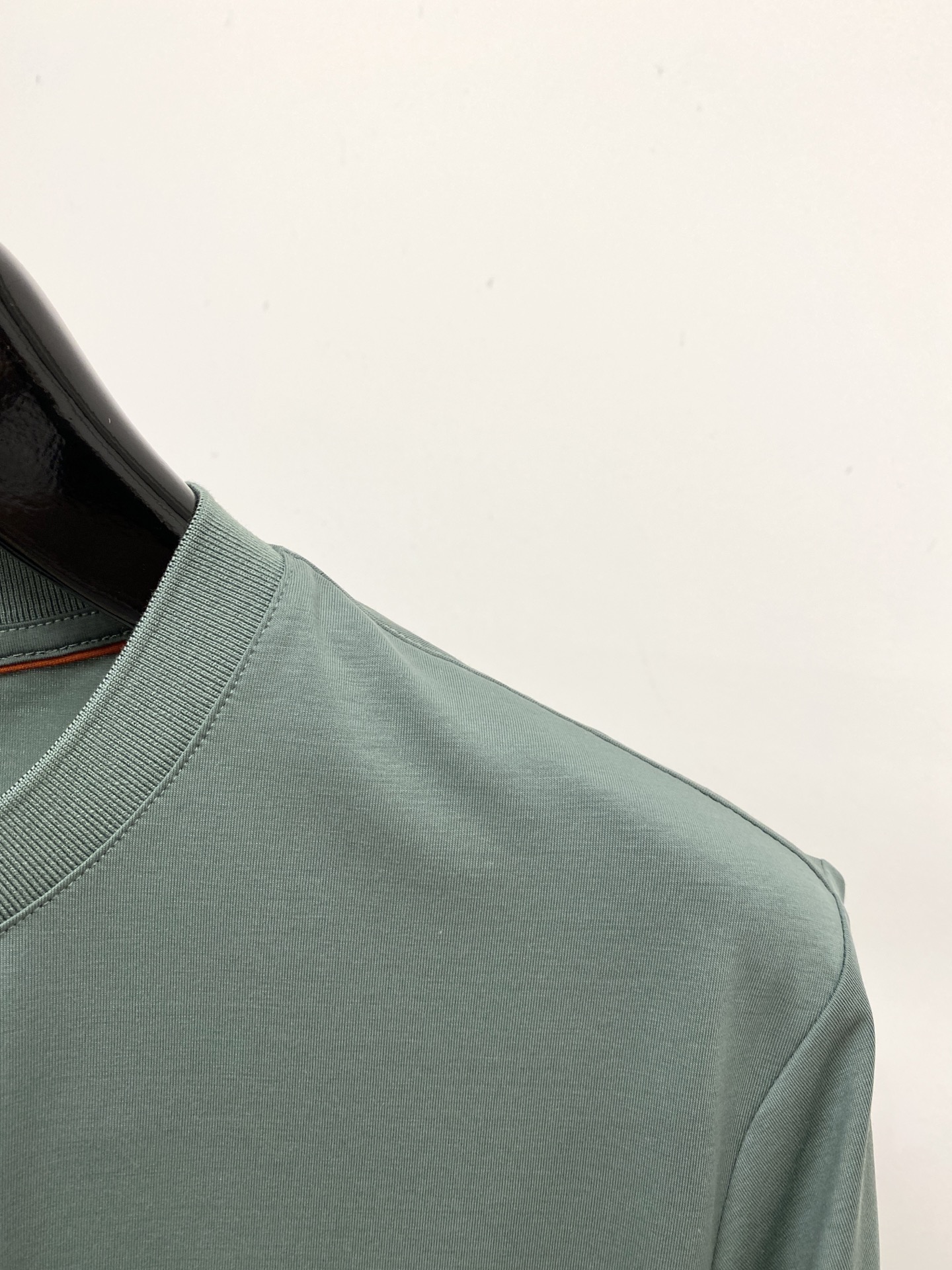 loro Piana、2026新品短袖T恤，帅气时尚，胸前精致刺绣图案字母logo，简约百搭款。面料棉 