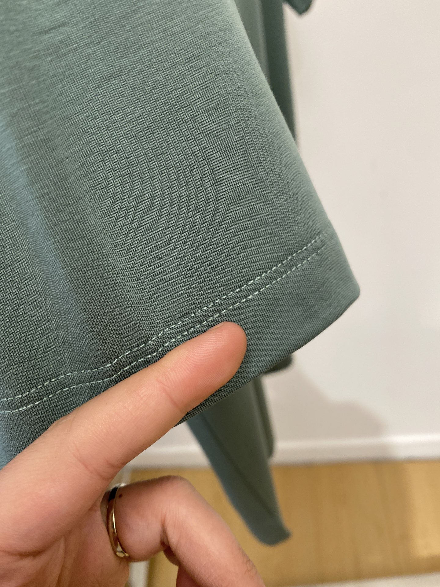 loro Piana、2026新品短袖T恤，帅气时尚，胸前精致刺绣图案字母logo，简约百搭款。面料棉 