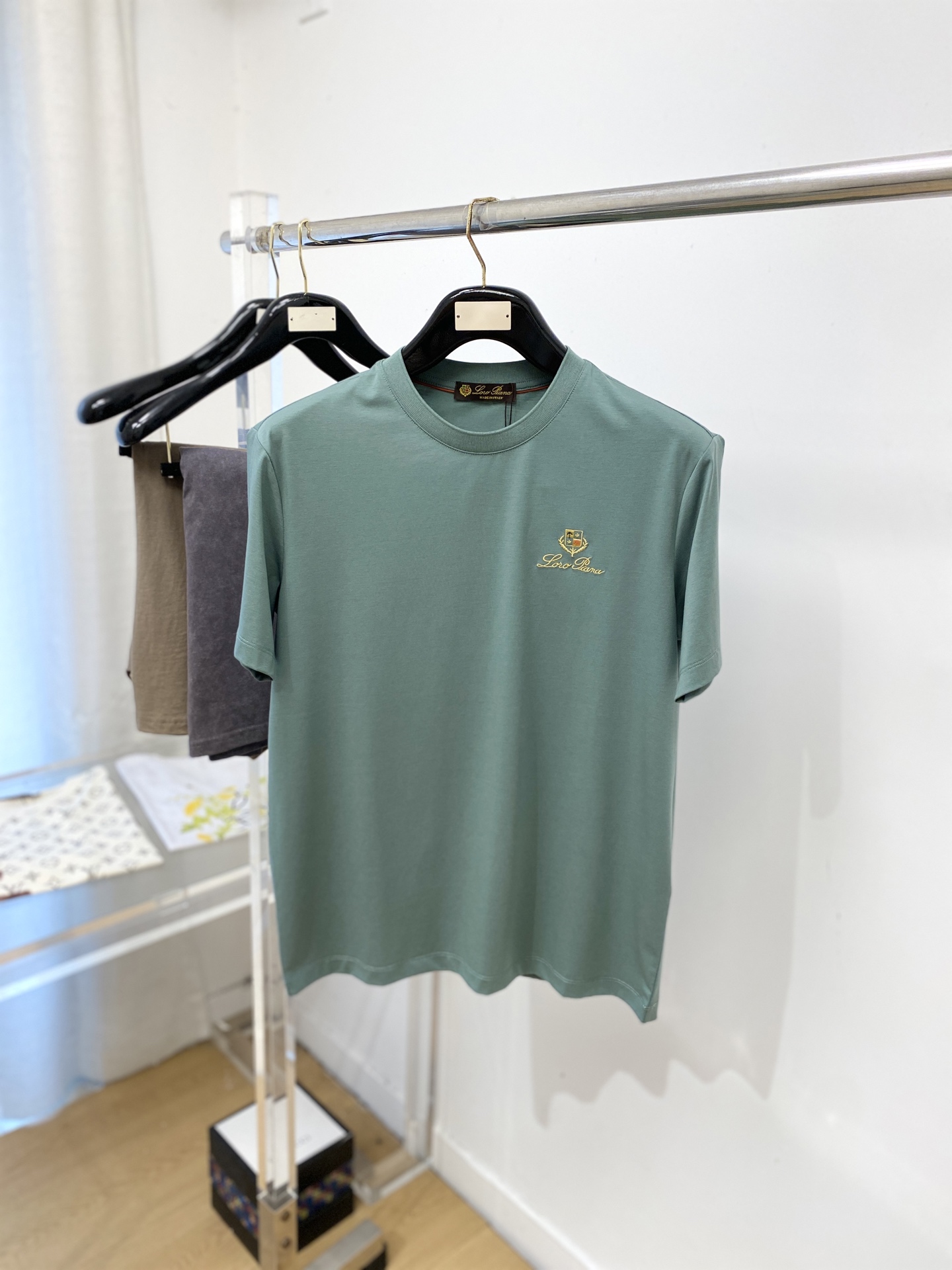 loro Piana、2026新品短袖T恤，帅气时尚，胸前精致刺绣图案字母logo，简约百搭款。面料棉 