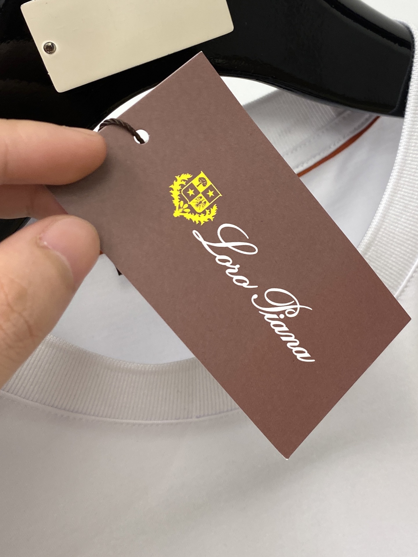loro Piana、2026新品短袖T恤，帅气时尚，胸前精致刺绣图案字母logo，简约百搭款。面料棉 