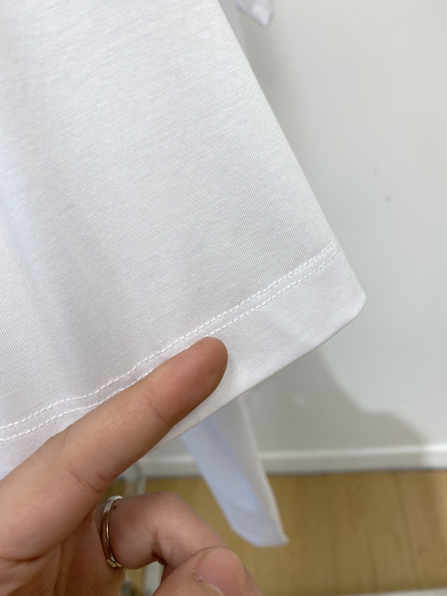 loro Piana、2026新品短袖T恤，帅气时尚，胸前精致刺绣图案字母logo，简约百搭款。面料棉 