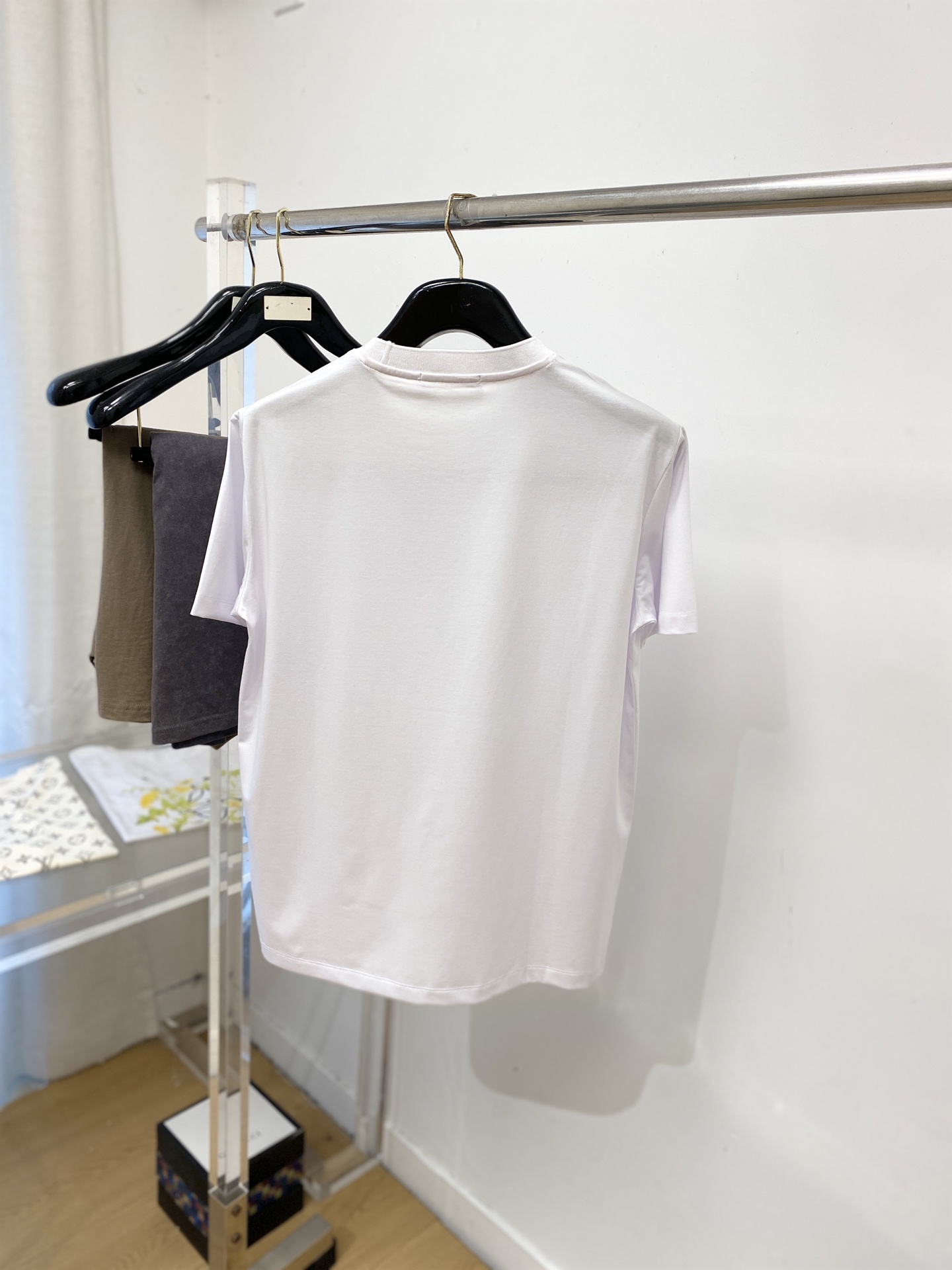 loro Piana、2026新品短袖T恤，帅气时尚，胸前精致刺绣图案字母logo，简约百搭款。面料棉 