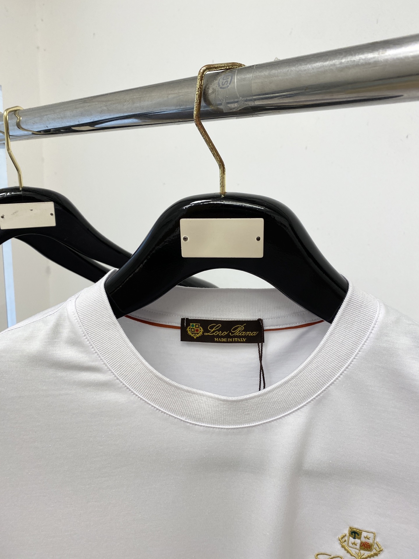 loro Piana、2026新品短袖T恤，帅气时尚，胸前精致刺绣图案字母logo，简约百搭款。面料棉 