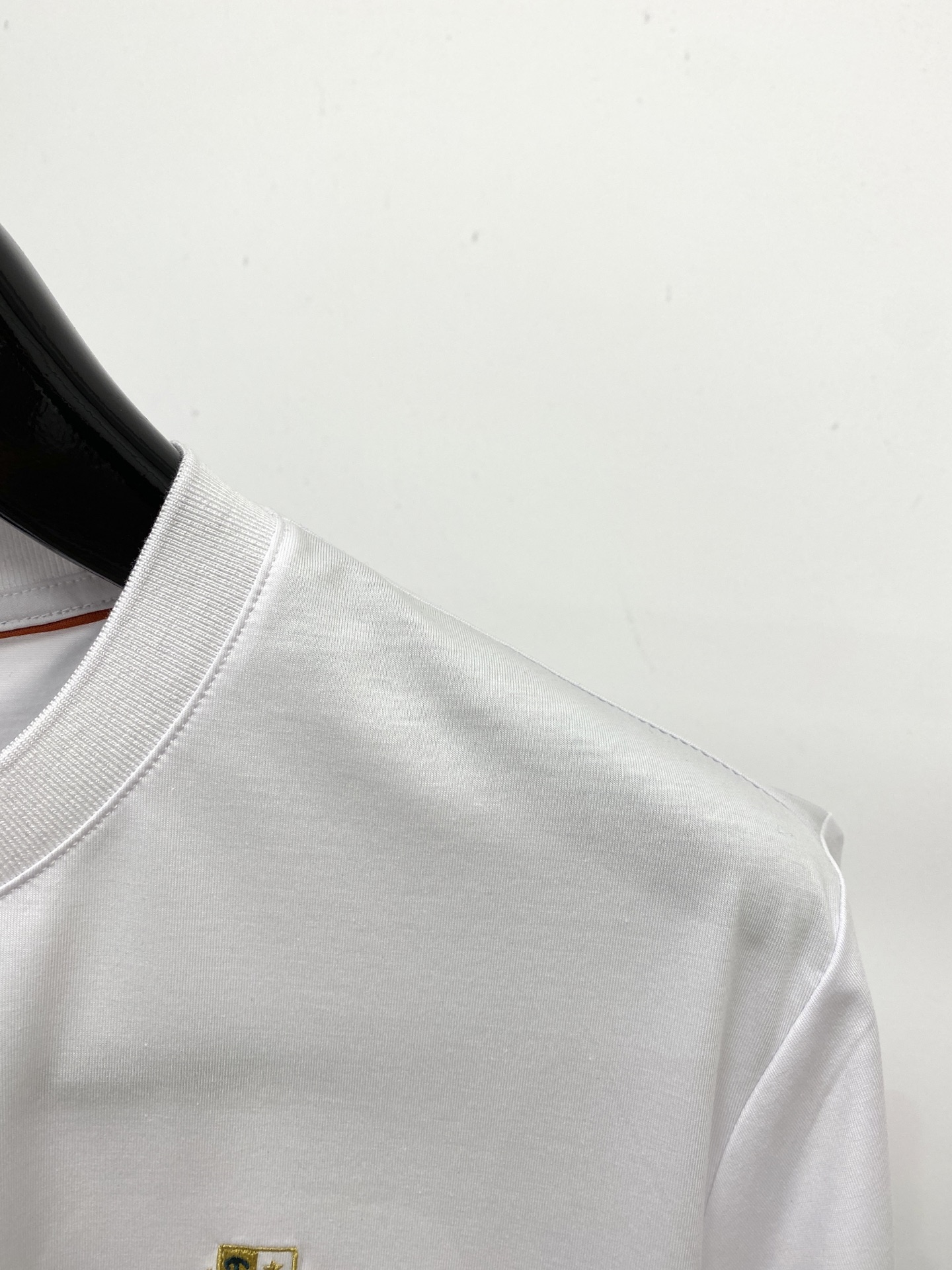 loro Piana、2026新品短袖T恤，帅气时尚，胸前精致刺绣图案字母logo，简约百搭款。面料棉 