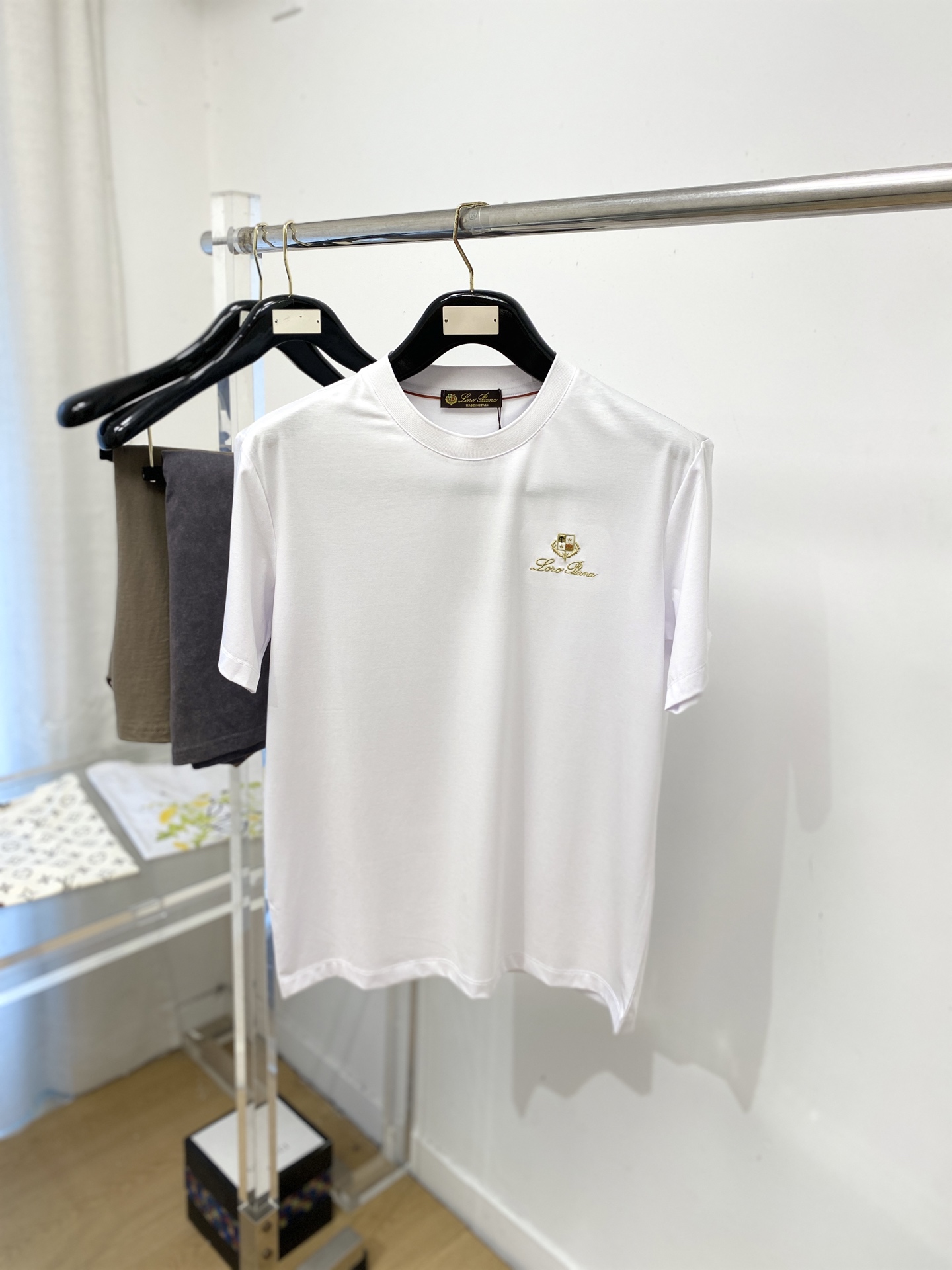 loro Piana、2026新品短袖T恤，帅气时尚，胸前精致刺绣图案字母logo，简约百搭款。面料棉 