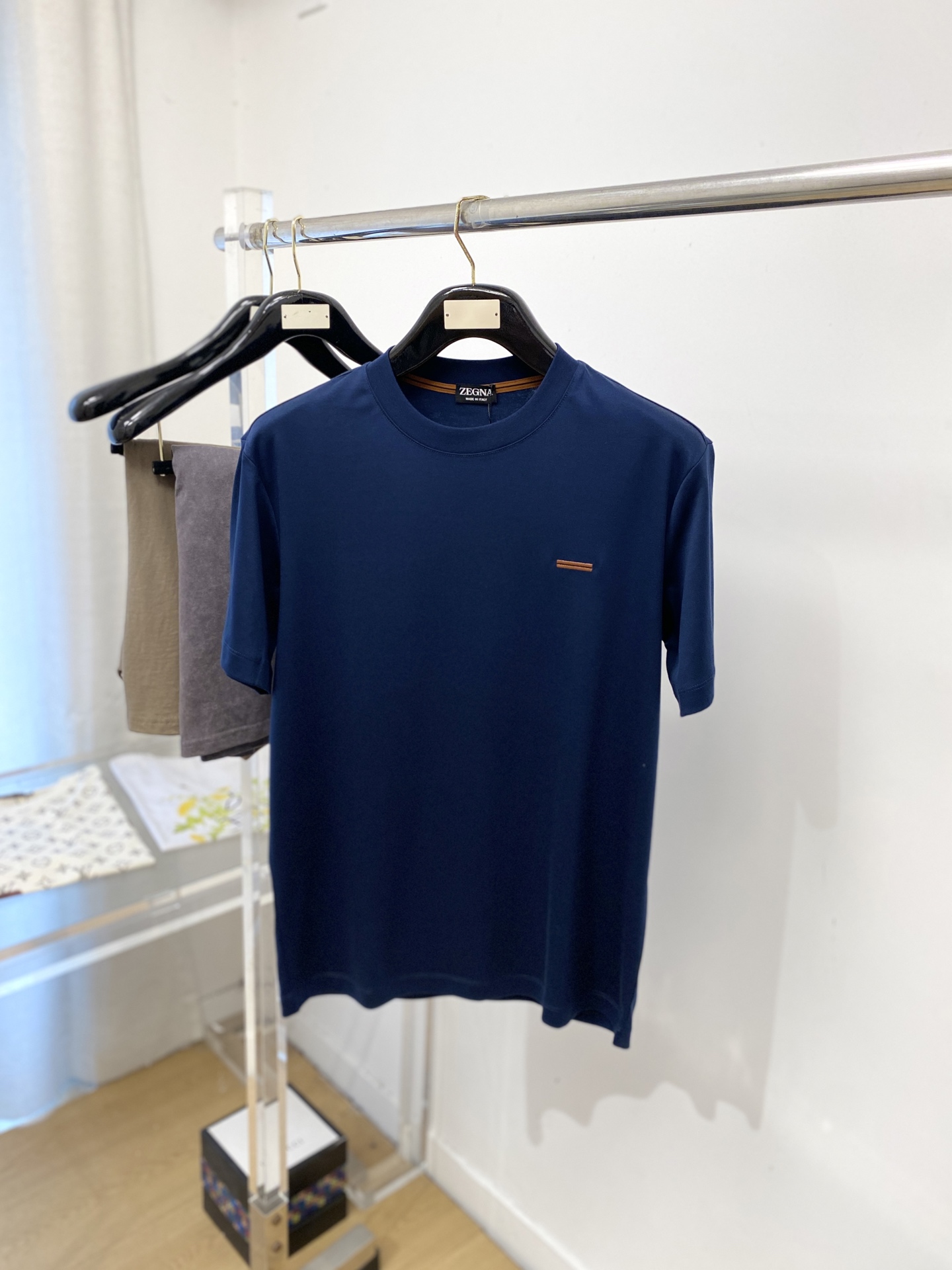 杰尼亚、2026新品短袖T恤，帅气时尚，胸前精致刺绣图案logo，简约百搭款。面料棉 不仅挺括，保持潮流