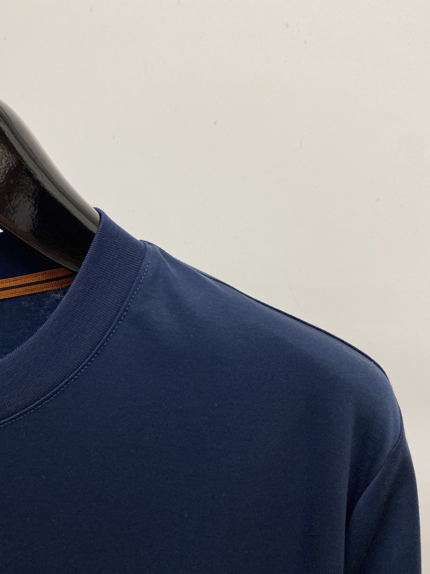 杰尼亚、2026新品短袖T恤，帅气时尚，胸前精致刺绣图案logo，简约百搭款。面料棉 不仅挺括，保持潮流