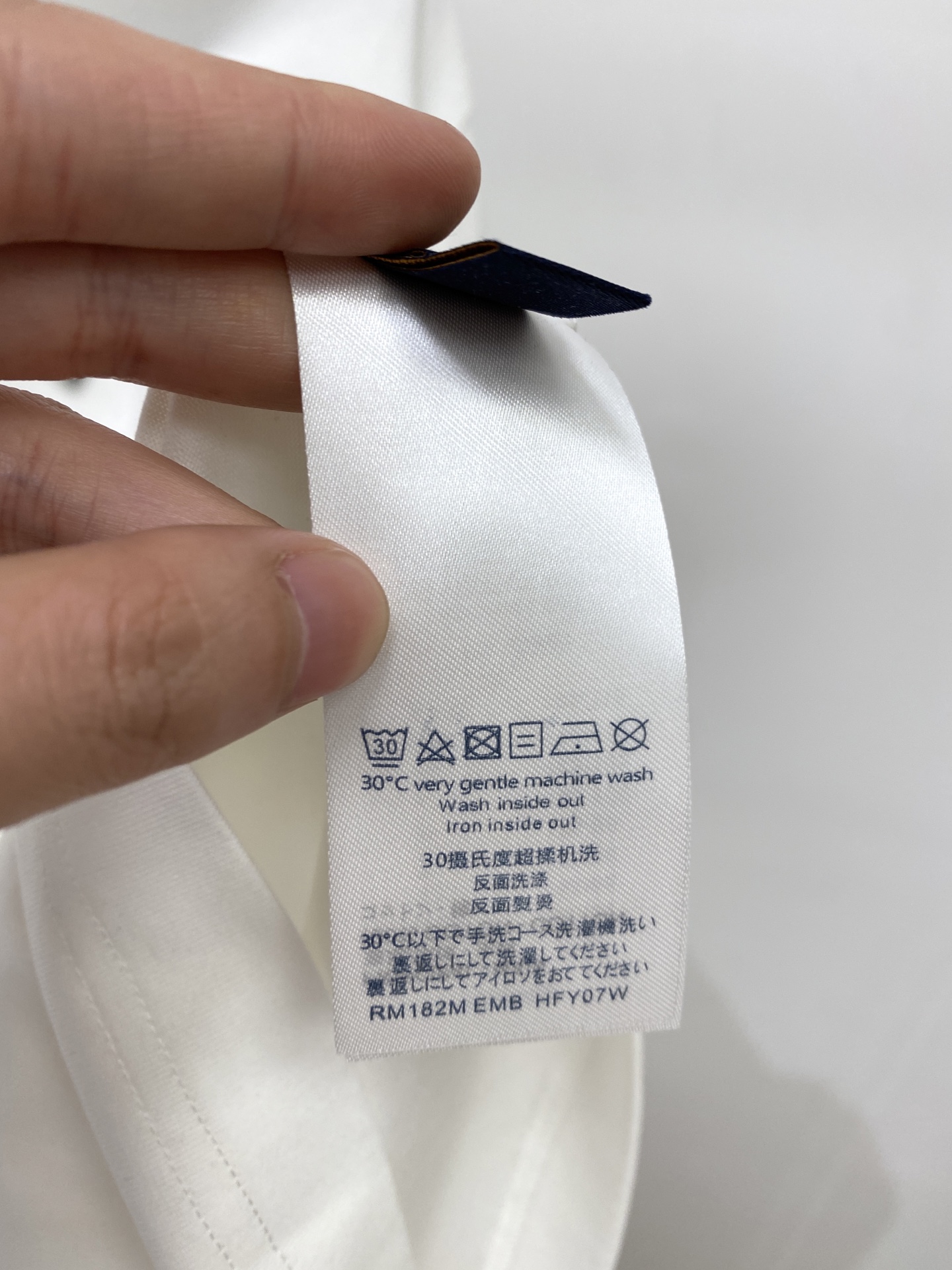 路易威登、2026新品短袖T恤，帅气时尚，胸前顶级印花图案logo，简约百搭款。面料棉 不仅挺括，保持潮