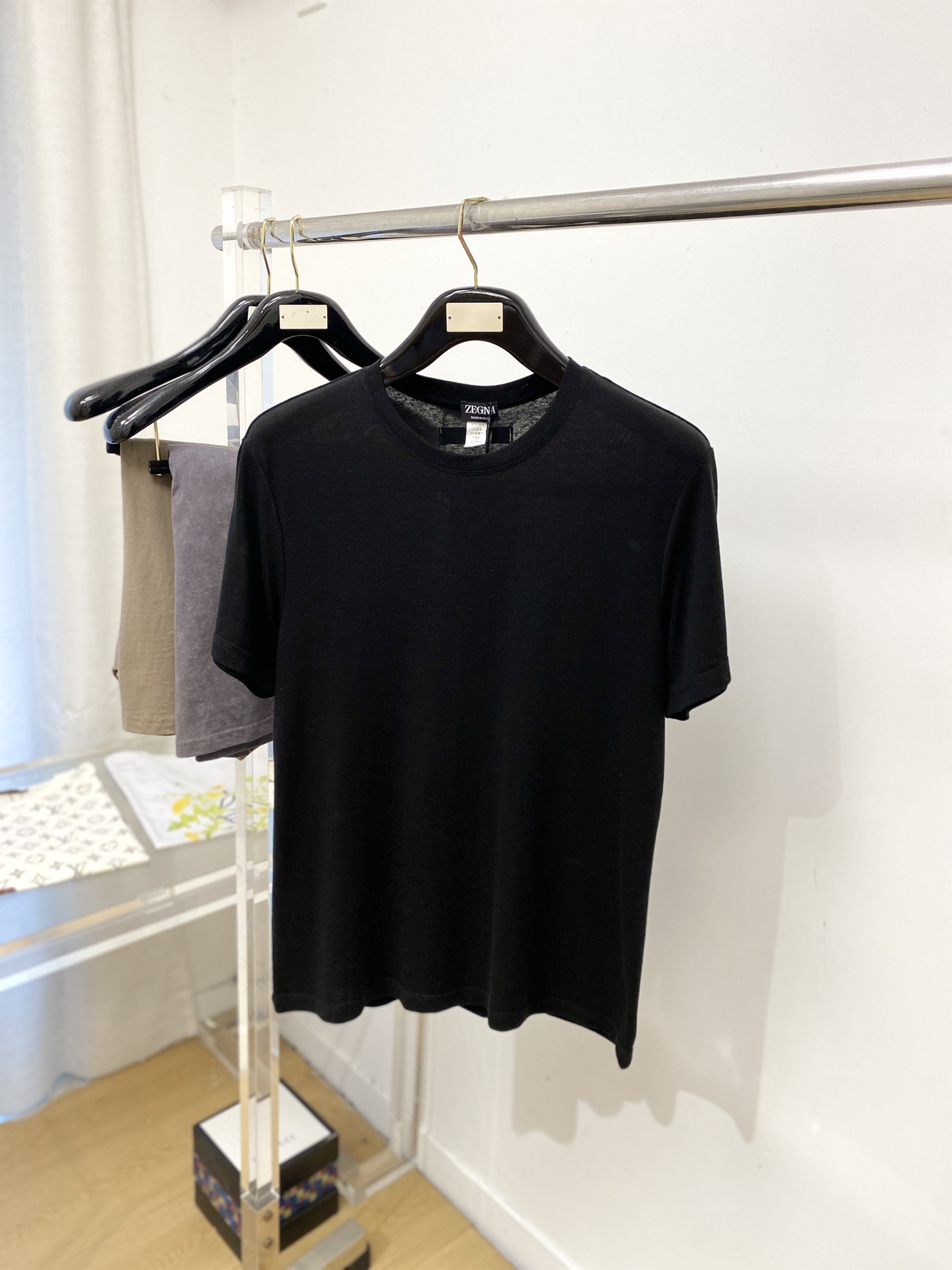 杰尼亚、2026新品短袖T恤，帅气时尚，后背刺绣织带图案logo，简约百搭款。面料棉 不仅挺括，保持潮流