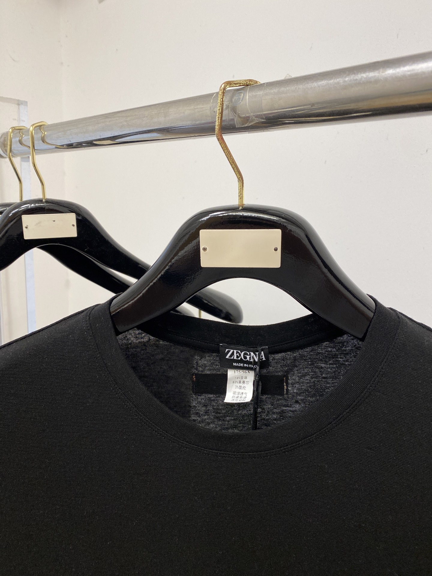 杰尼亚、2026新品短袖T恤，帅气时尚，后背刺绣织带图案logo，简约百搭款。面料棉 不仅挺括，保持潮流