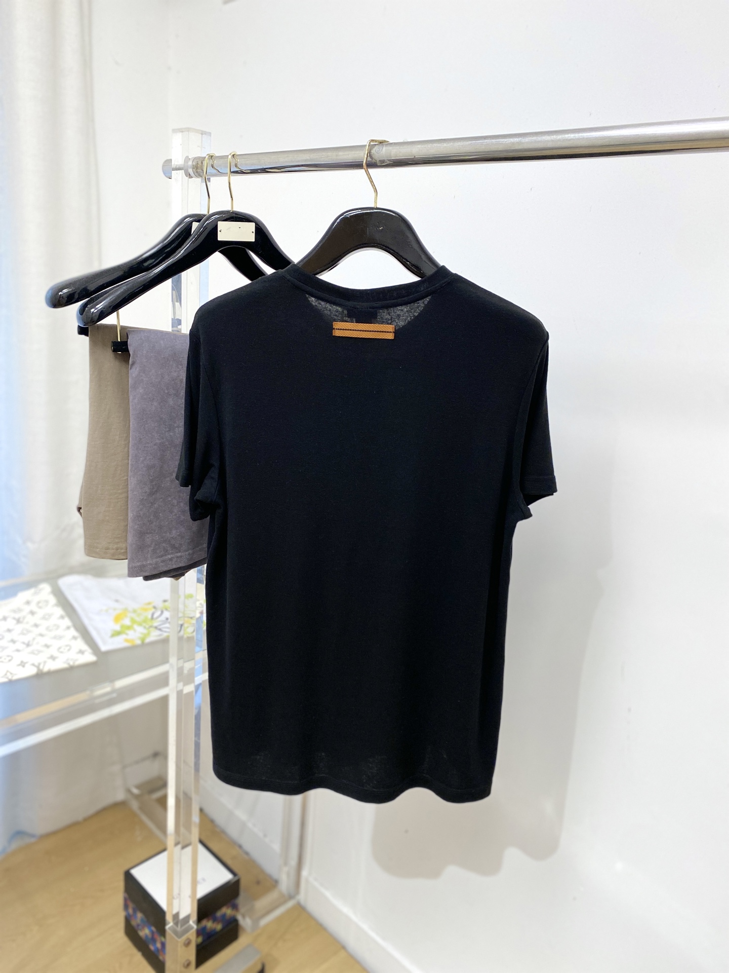 杰尼亚、2026新品短袖T恤，帅气时尚，后背刺绣织带图案logo，简约百搭款。面料棉 不仅挺括，保持潮流