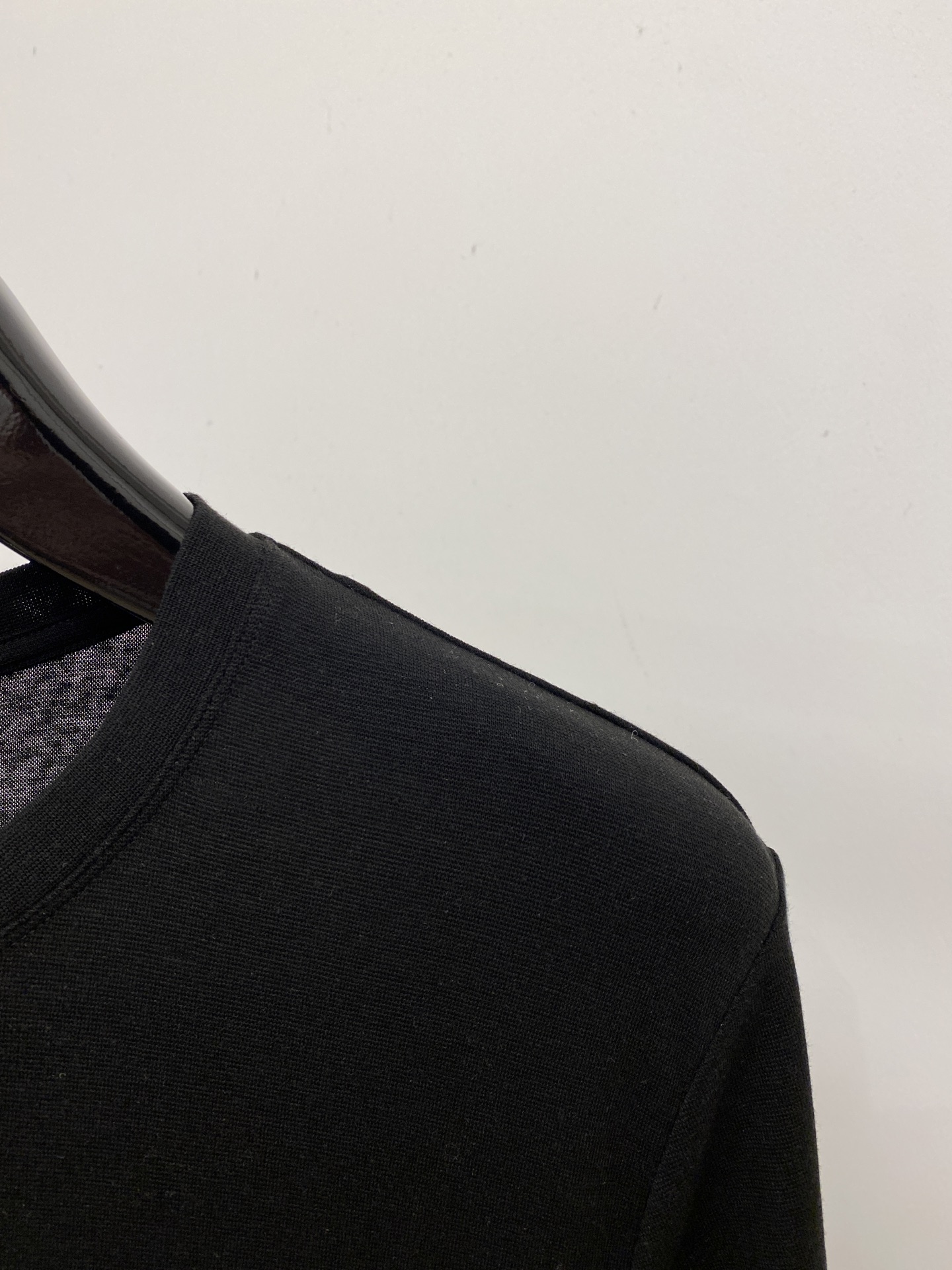 杰尼亚、2026新品短袖T恤，帅气时尚，后背刺绣织带图案logo，简约百搭款。面料棉 不仅挺括，保持潮流