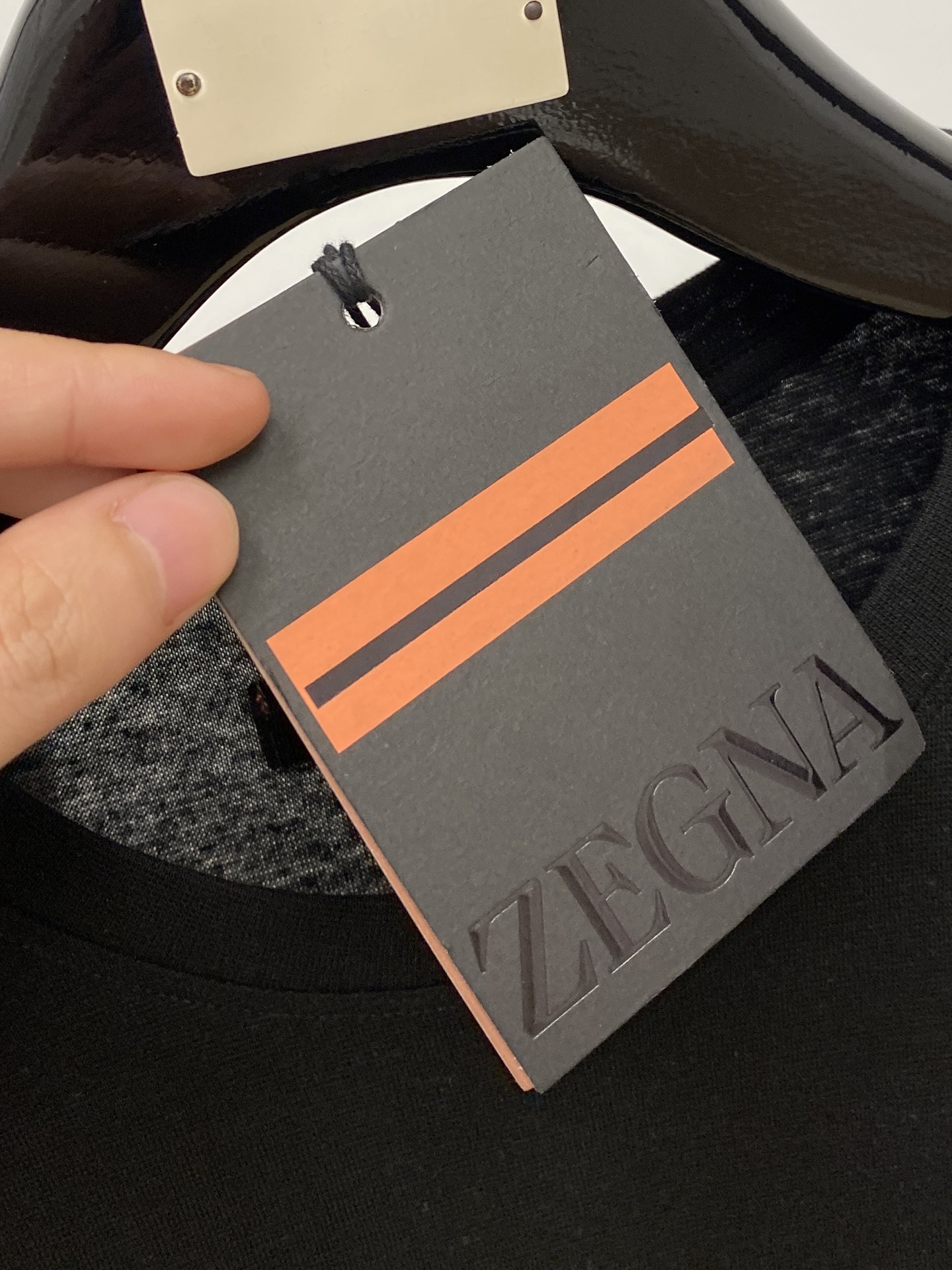 杰尼亚、2026新品短袖T恤，帅气时尚，后背刺绣织带图案logo，简约百搭款。面料棉 不仅挺括，保持潮流