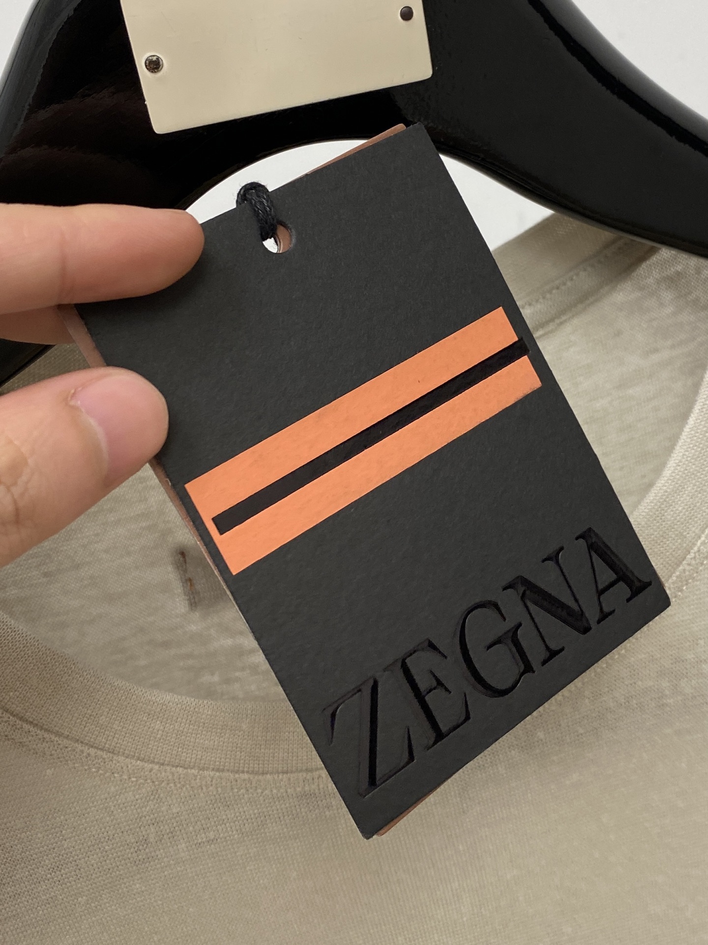 杰尼亚、2026新品短袖T恤，帅气时尚，后背刺绣织带图案logo，简约百搭款。面料棉 不仅挺括，保持潮流