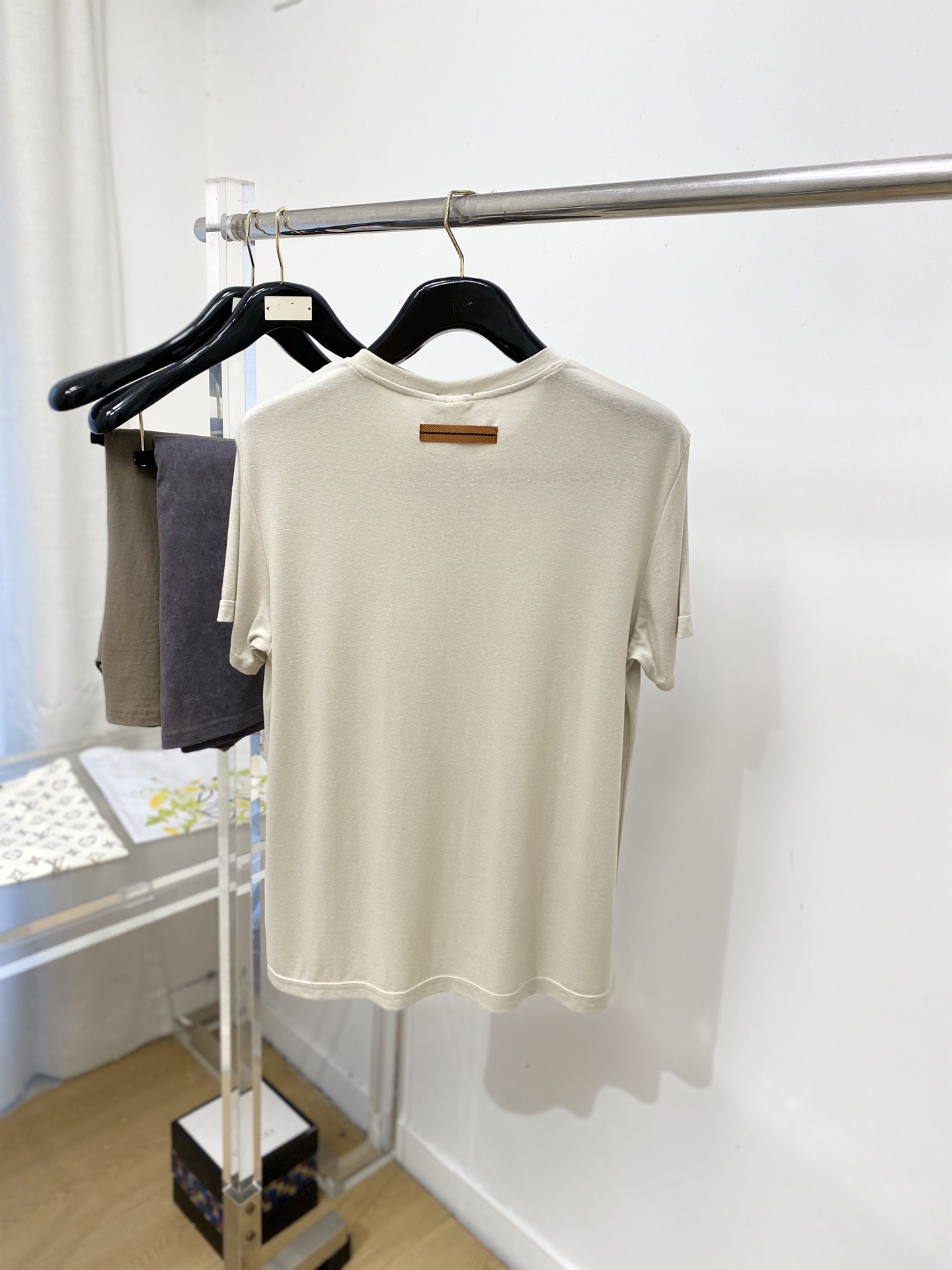 杰尼亚、2026新品短袖T恤，帅气时尚，后背刺绣织带图案logo，简约百搭款。面料棉 不仅挺括，保持潮流