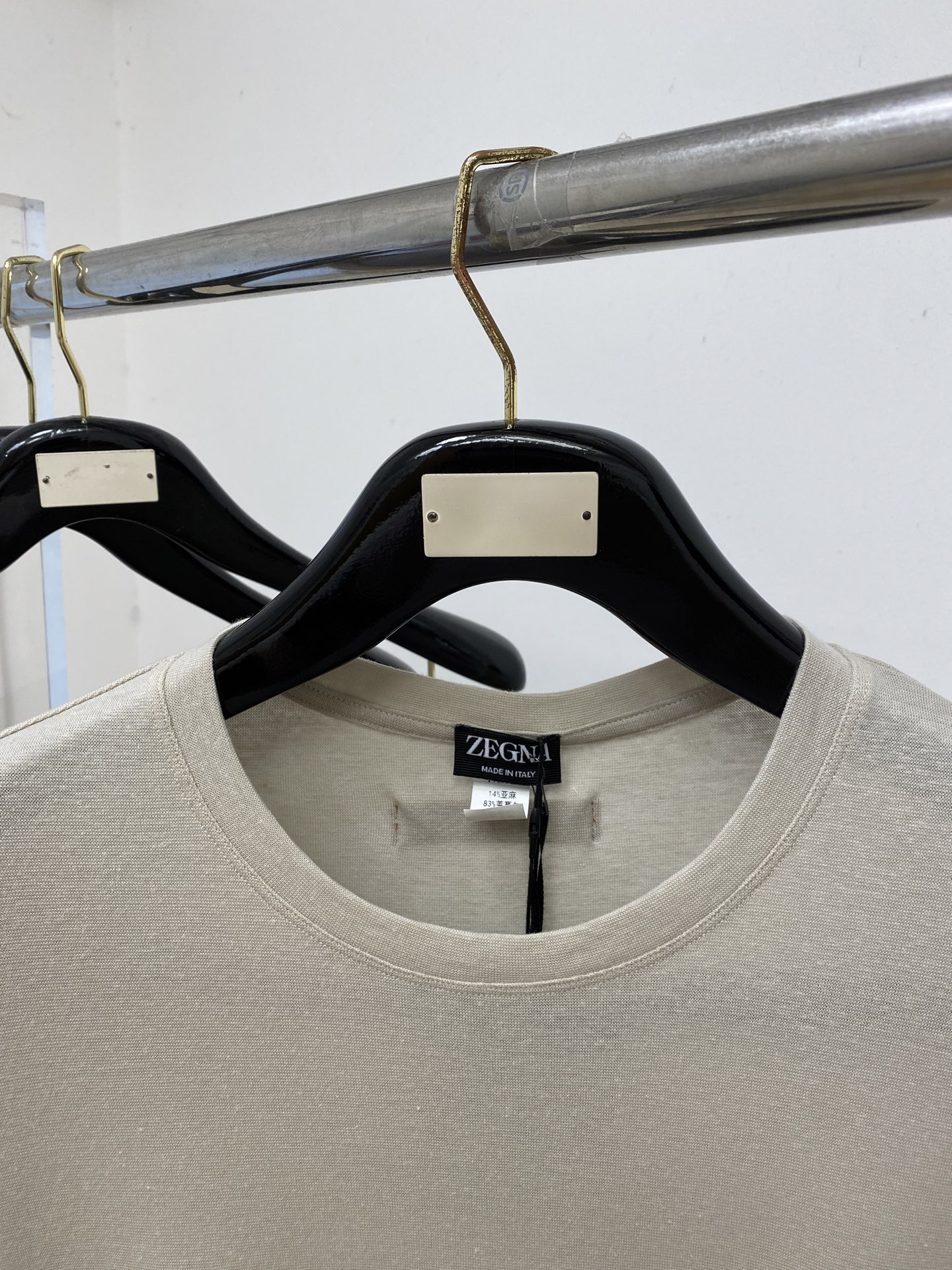 杰尼亚、2026新品短袖T恤，帅气时尚，后背刺绣织带图案logo，简约百搭款。面料棉 不仅挺括，保持潮流