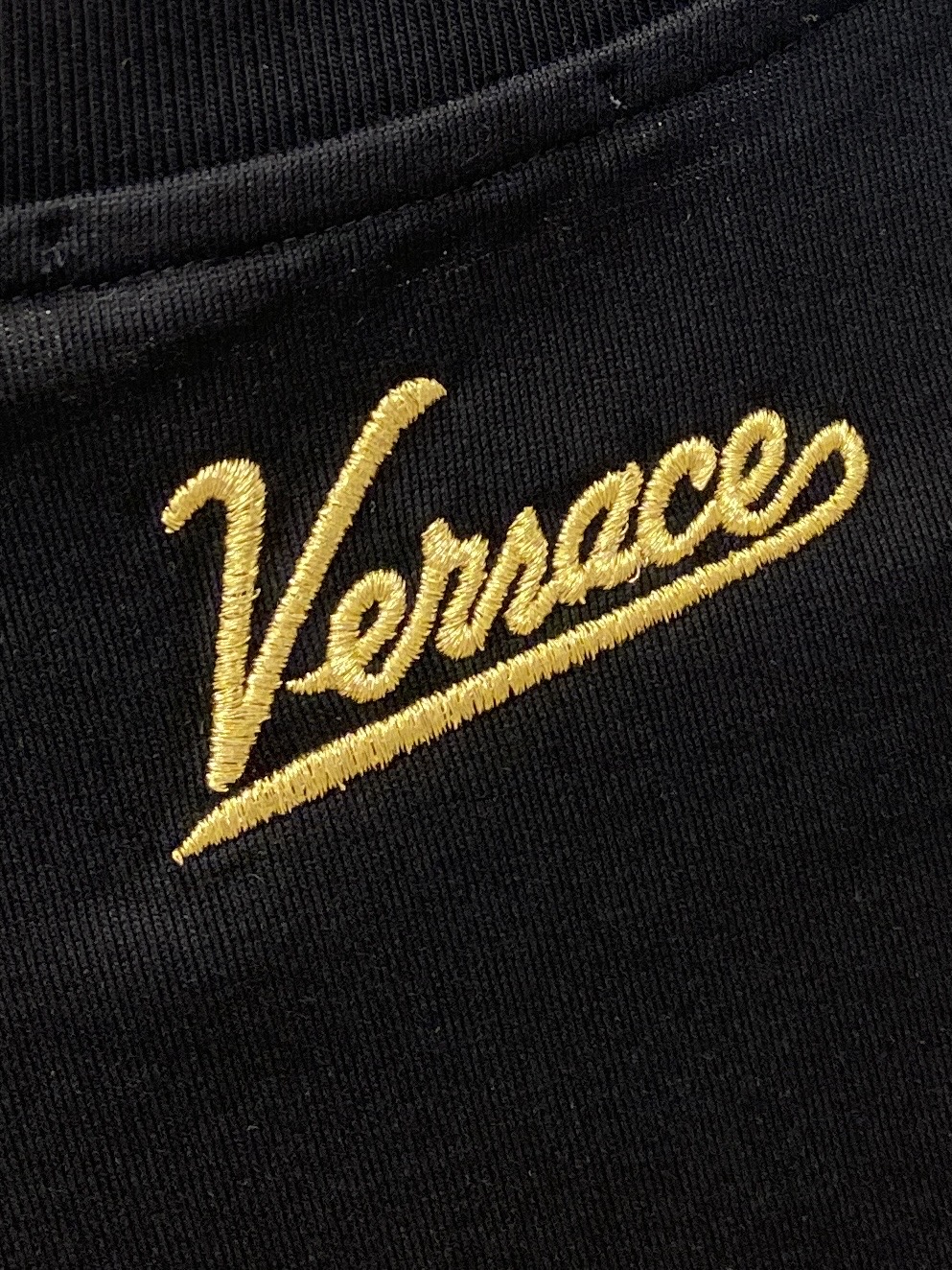 范思哲、2026新品短袖T恤，帅气时尚，胸前精致刺绣图案logo，简约百搭款。面料棉 不仅挺括，保持潮流