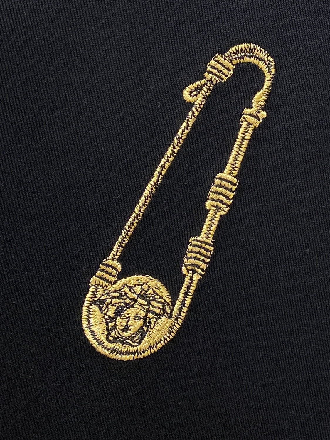 范思哲、2026新品短袖T恤，帅气时尚，胸前精致刺绣图案logo，简约百搭款。面料棉 不仅挺括，保持潮流