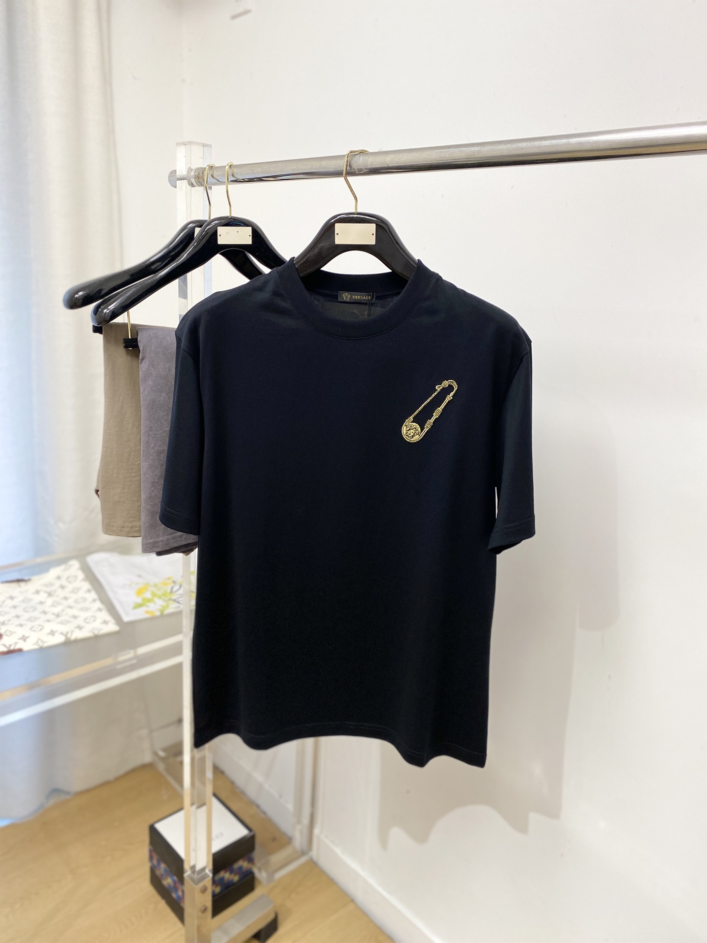 范思哲、2026新品短袖T恤，帅气时尚，胸前精致刺绣图案logo，简约百搭款。面料棉 不仅挺括，保持潮流