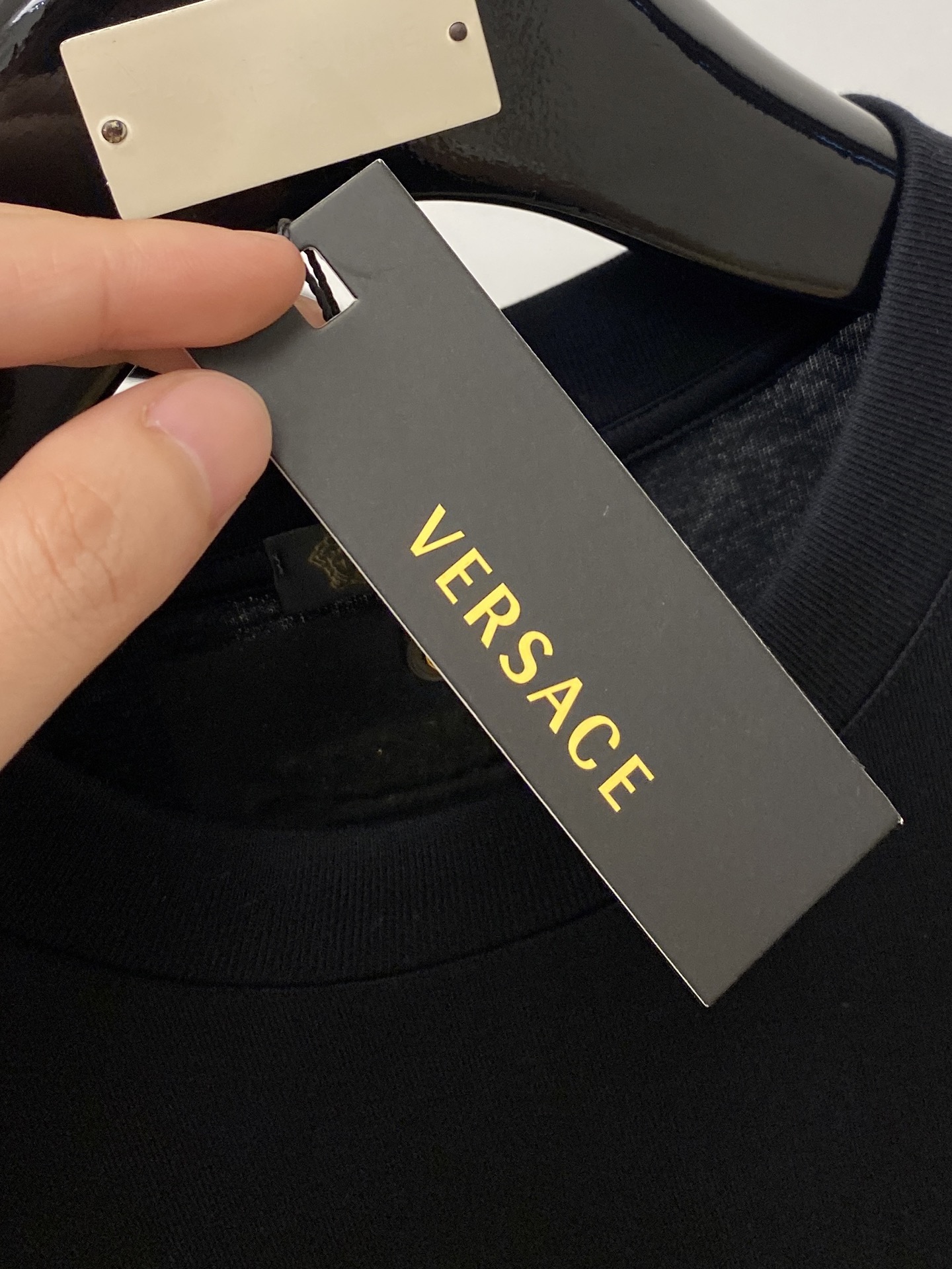 范思哲、2026新品短袖T恤，帅气时尚，胸前精致刺绣图案logo，简约百搭款。面料棉 不仅挺括，保持潮流