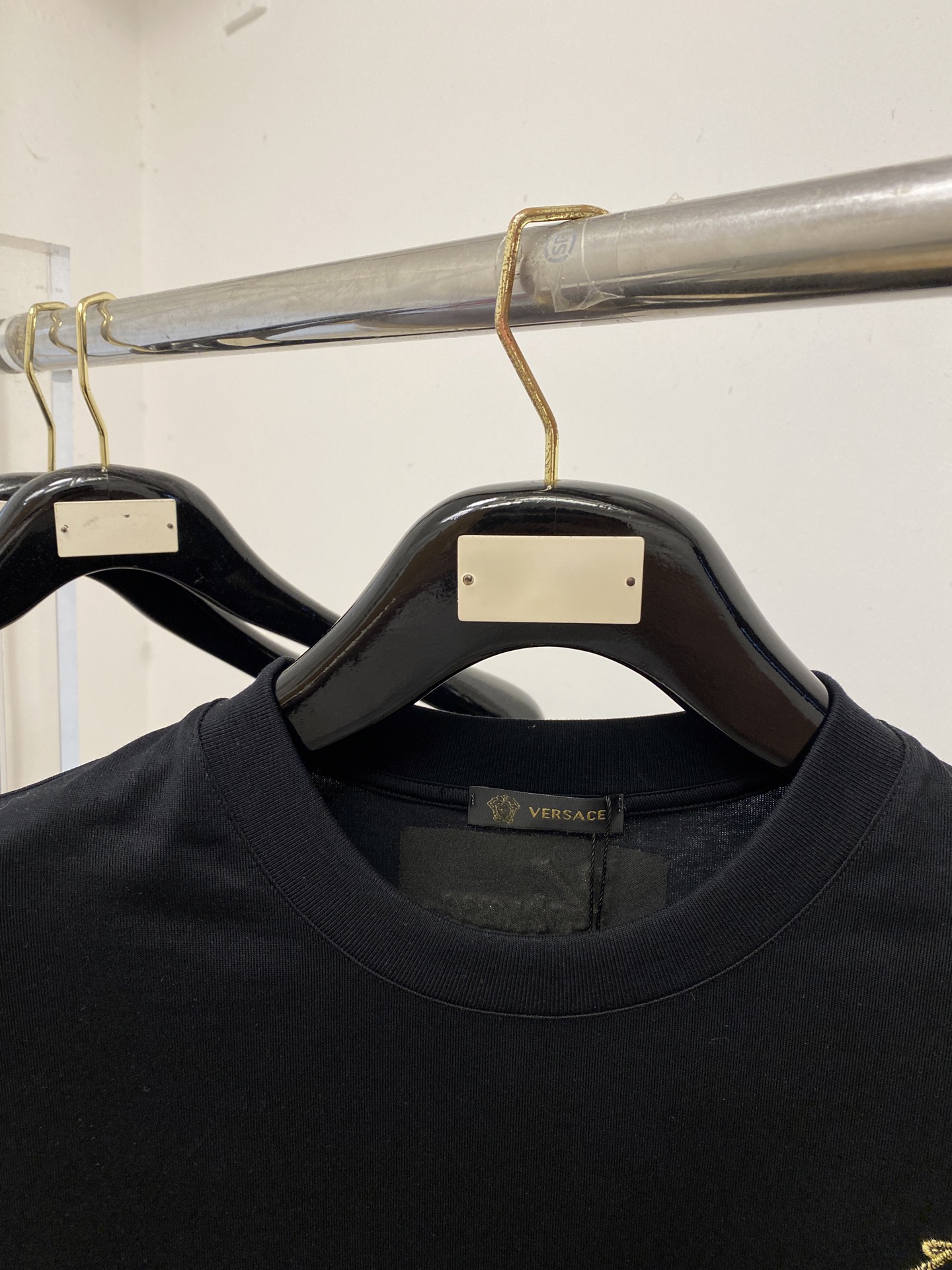 范思哲、2026新品短袖T恤，帅气时尚，胸前精致刺绣图案logo，简约百搭款。面料棉 不仅挺括，保持潮流