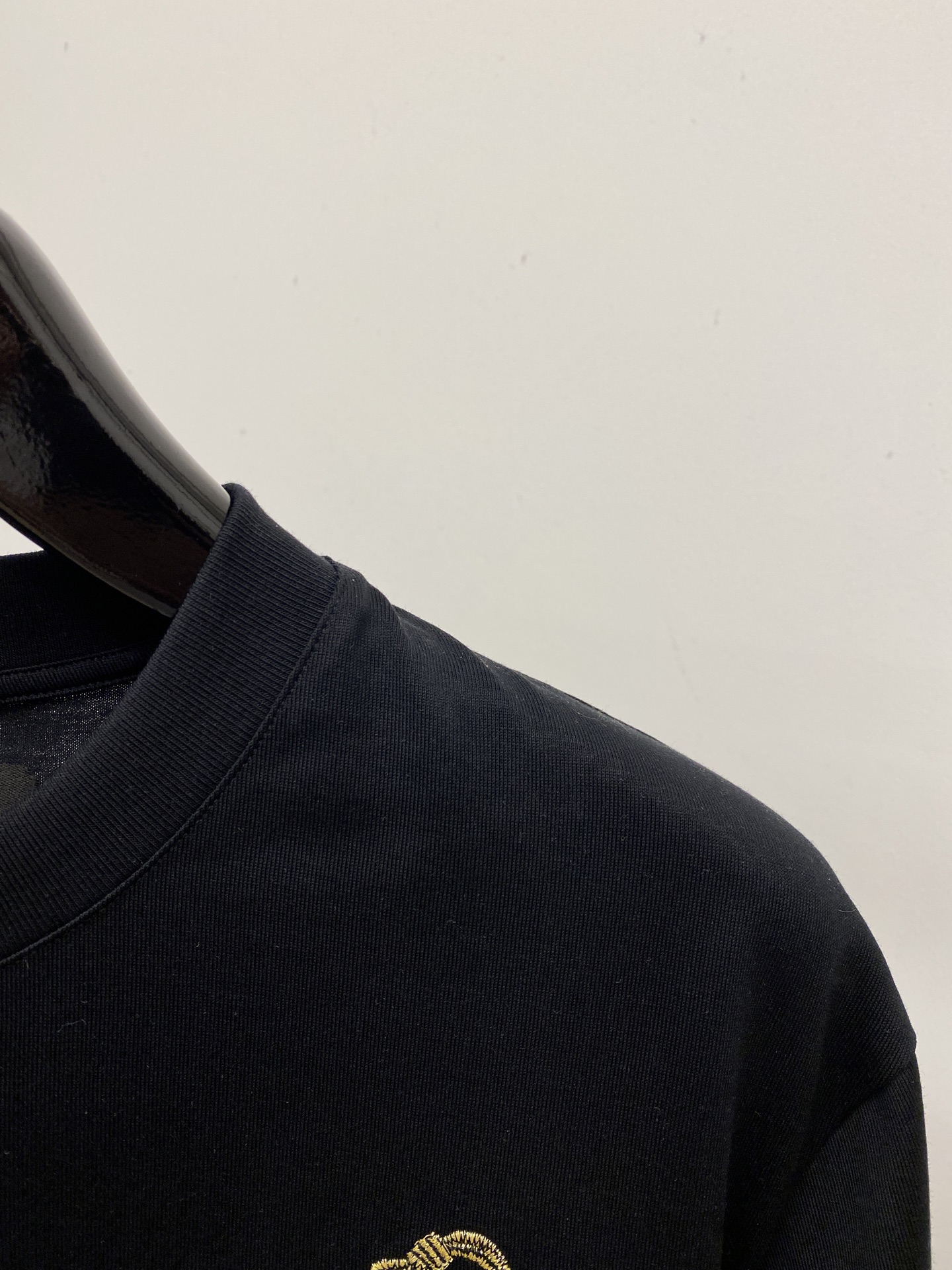 范思哲、2026新品短袖T恤，帅气时尚，胸前精致刺绣图案logo，简约百搭款。面料棉 不仅挺括，保持潮流