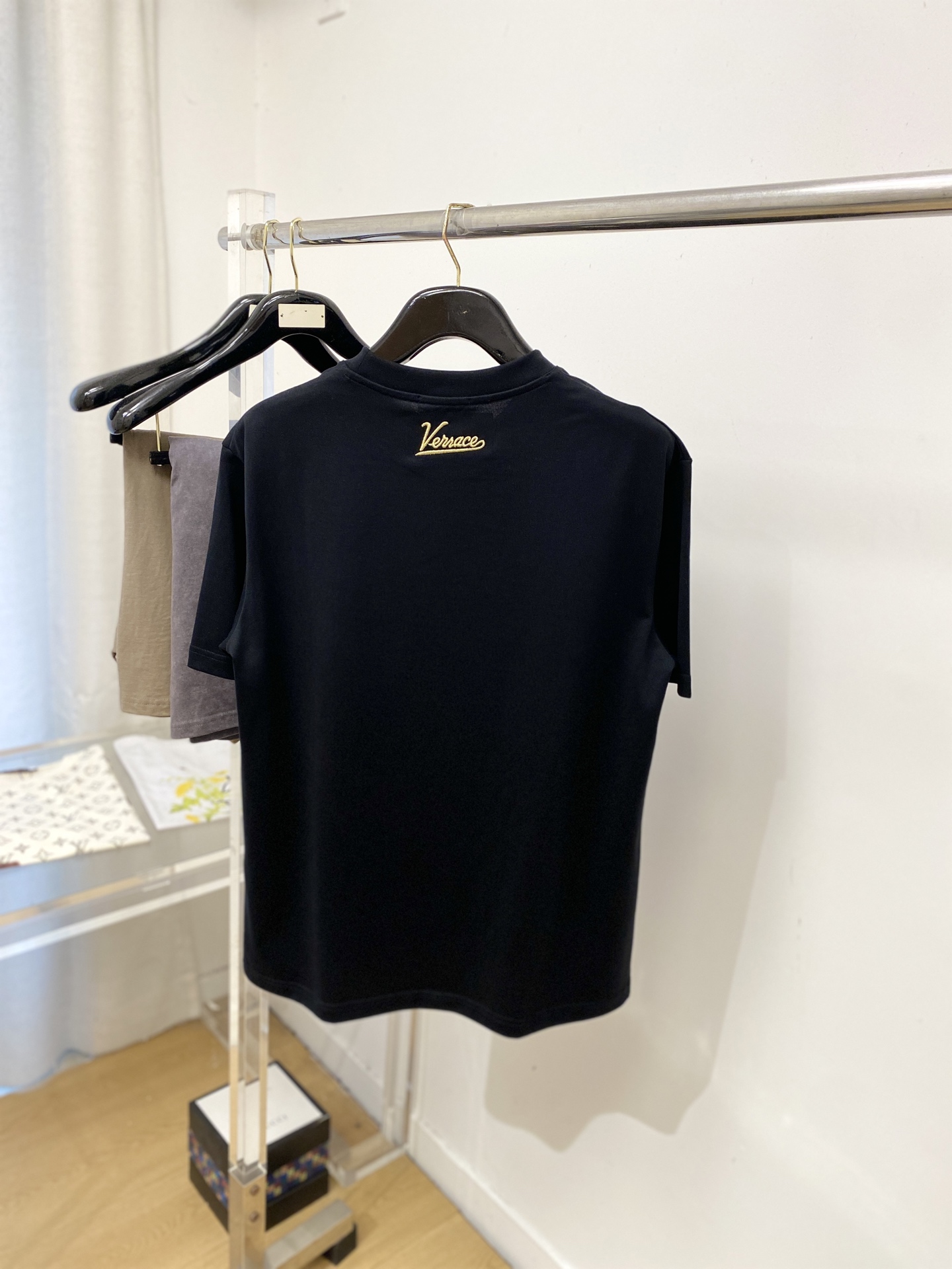 范思哲、2026新品短袖T恤，帅气时尚，胸前精致刺绣图案logo，简约百搭款。面料棉 不仅挺括，保持潮流