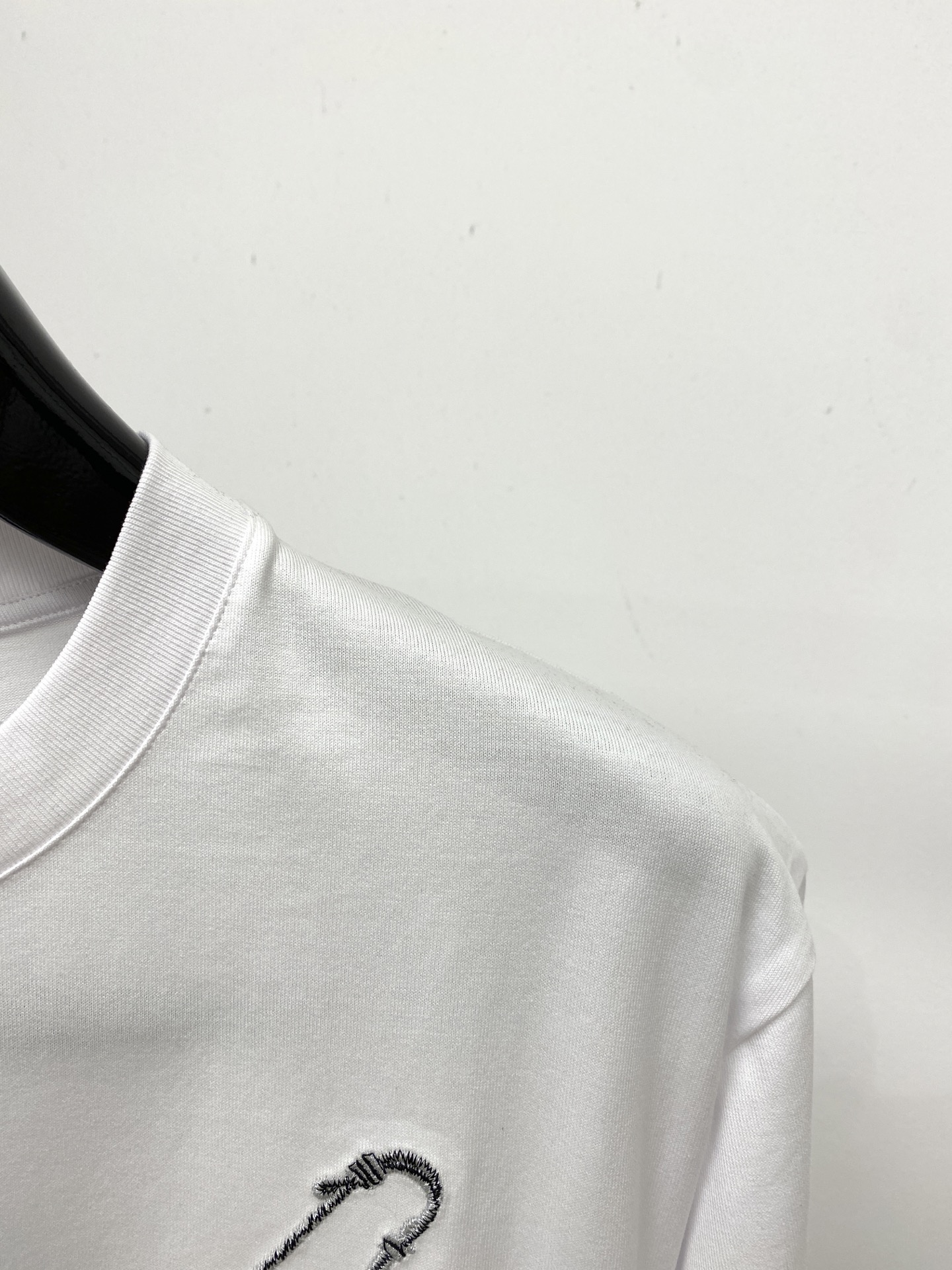 范思哲、2026新品短袖T恤，帅气时尚，胸前精致刺绣图案logo，简约百搭款。面料棉 不仅挺括，保持潮流