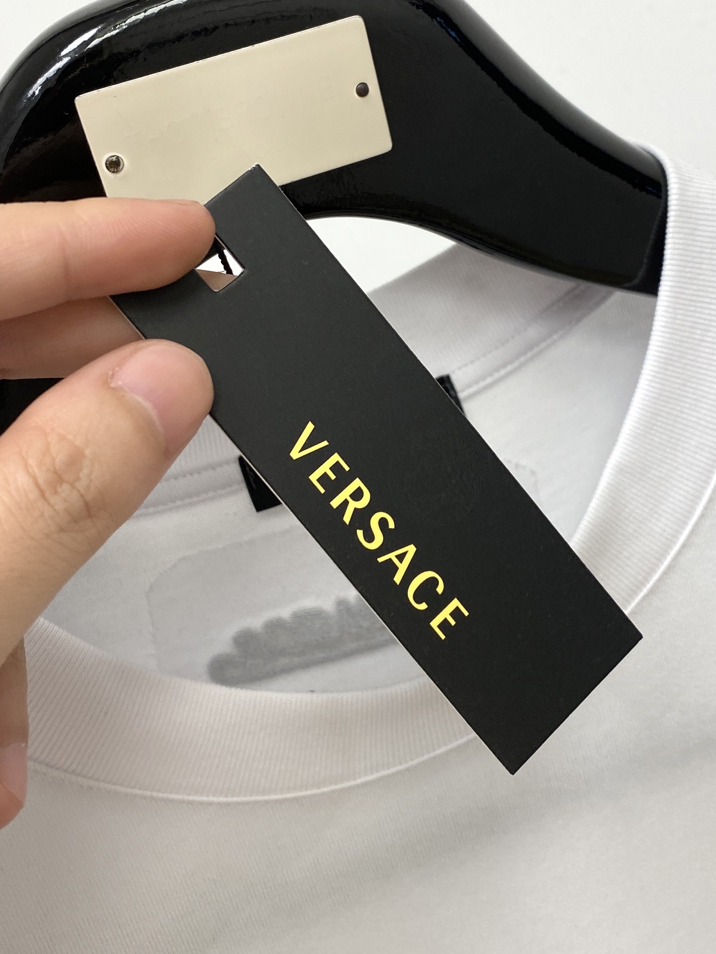 范思哲、2026新品短袖T恤，帅气时尚，胸前精致刺绣图案logo，简约百搭款。面料棉 不仅挺括，保持潮流